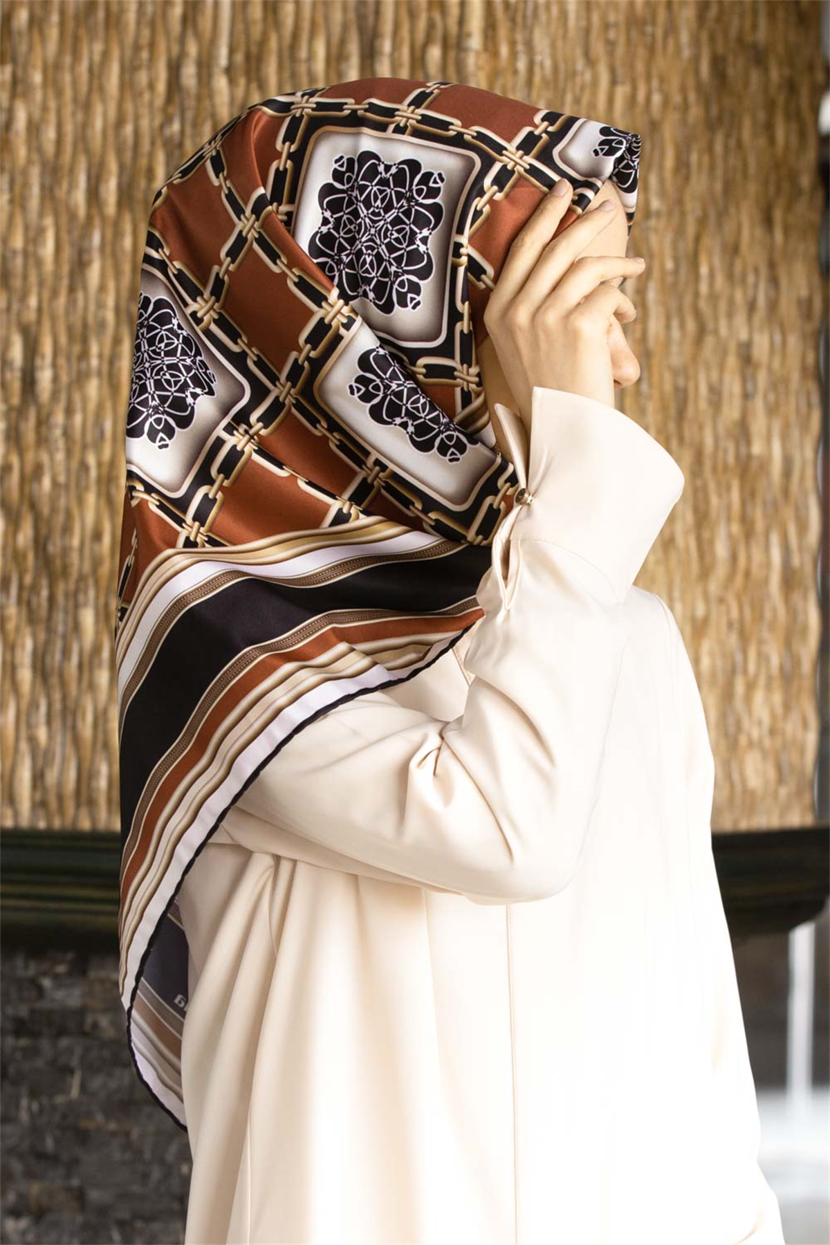 Twill Geometrik Ve Zincirli Desenli Taba Renkli 90x90 Eşarp (İpek İçermez) Dikim Şekli : El Dikişi