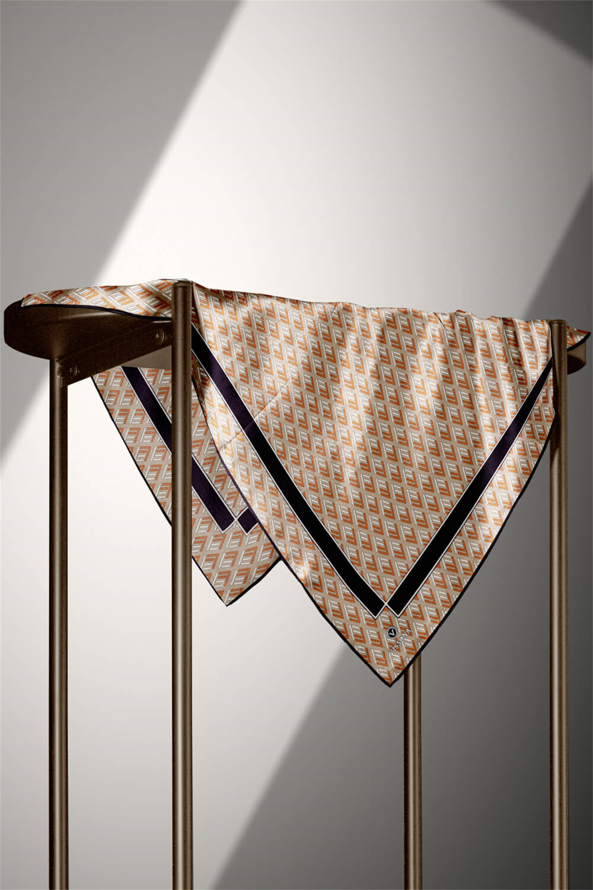 % 57 İPEK % 43 VİSKON Twill İpek Geometrik Desenli Bej - Taba  Renkli 90x90 Eşarp Dikim Şekli : El Dikişi