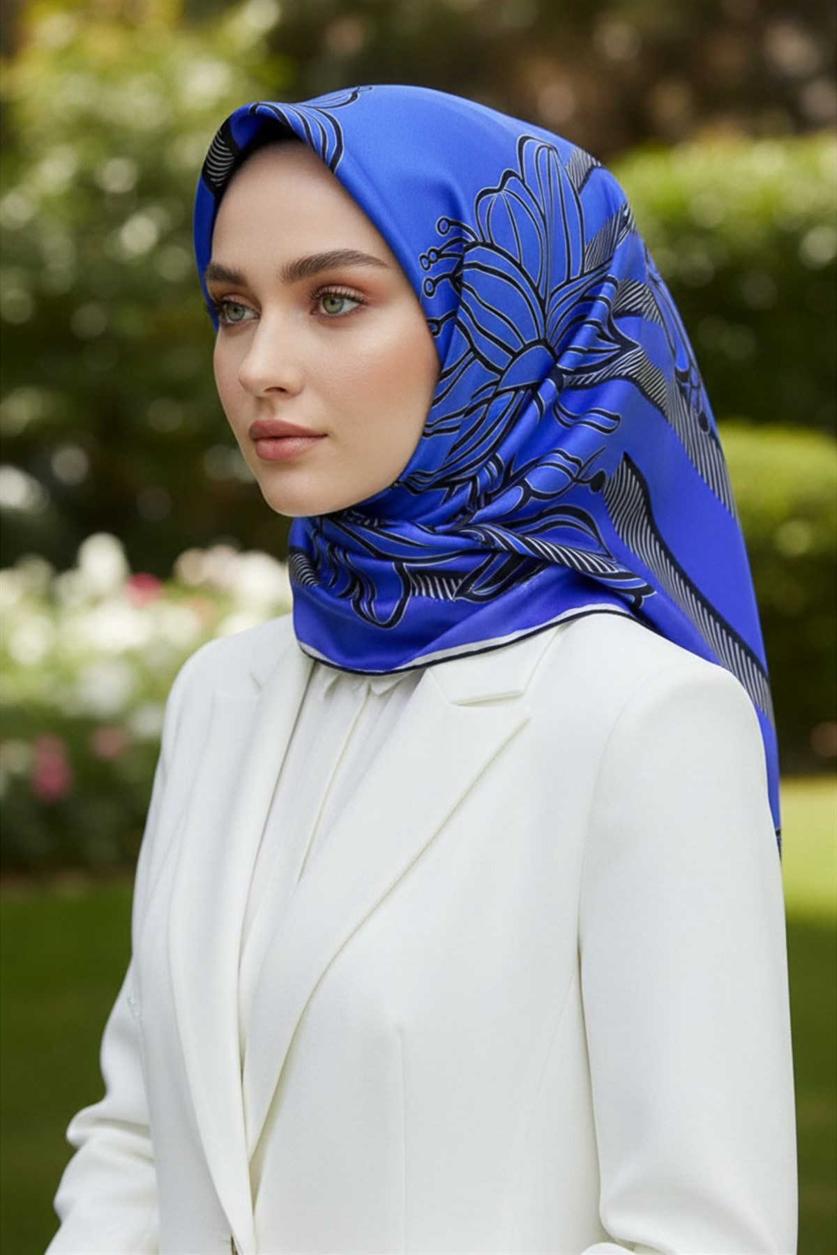 %100 Twill İpek Çizgili Çiçek Desenli Saks - Siyah Renkli 90x90 Eşarp Dikim Şekli : El Dikişi