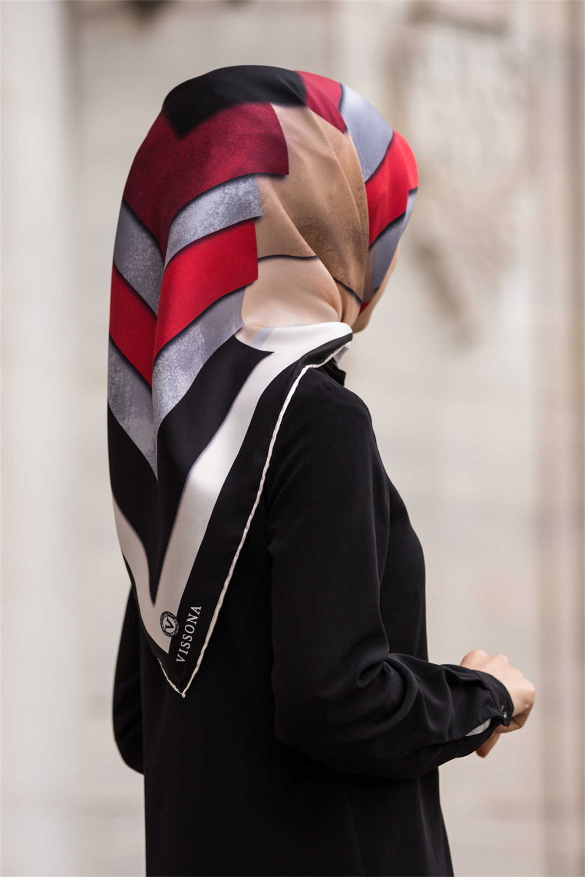 % 57 İPEK % 43 VİSKON Twill Geometrik Bulut  Desenli Kırmızı Bej  Renkli 90x90 Eşarp Dikim Şekli: El Dikişi