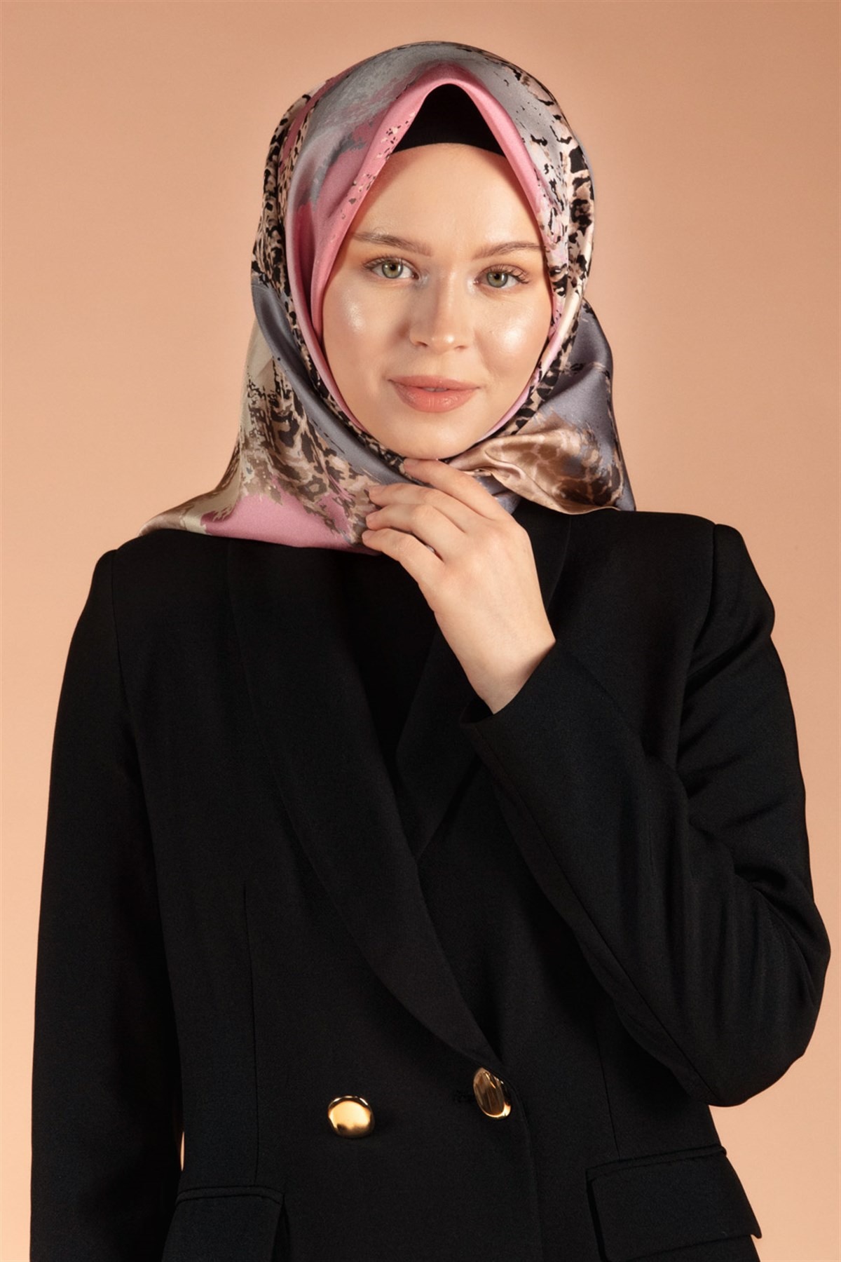 %100 Twill İpek Leopar ve Fırça Desenli Bej - Pudra Renkli 90x90 Eşarp Dikim Şekli : El Dikişi