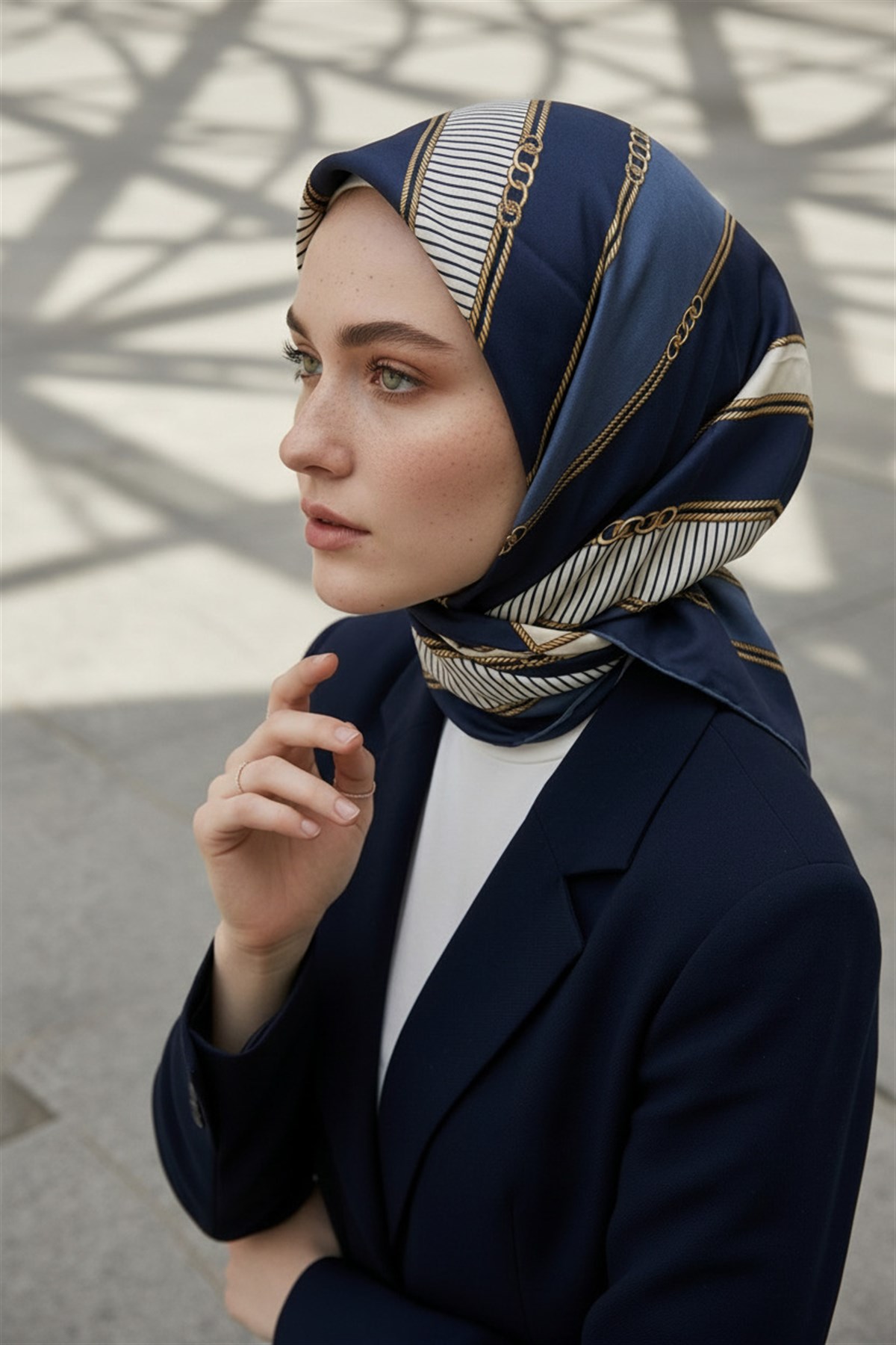 %100 Twill İpek Zincir Detaylı Geometrik Desenli Lacivert - İndigo Renkli 90x90 Eşarp Dikim Şekli : El Dikişi