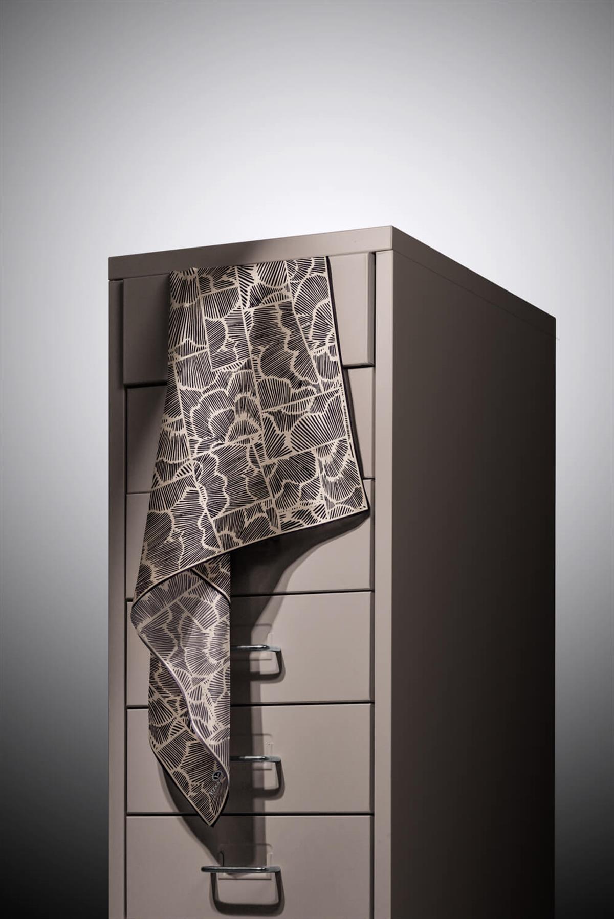 %100 Twill İpek Geometrik Desenli Siyah - Bej Renkli 90x90 Eşarp Dikim Şekli : El Dikişi