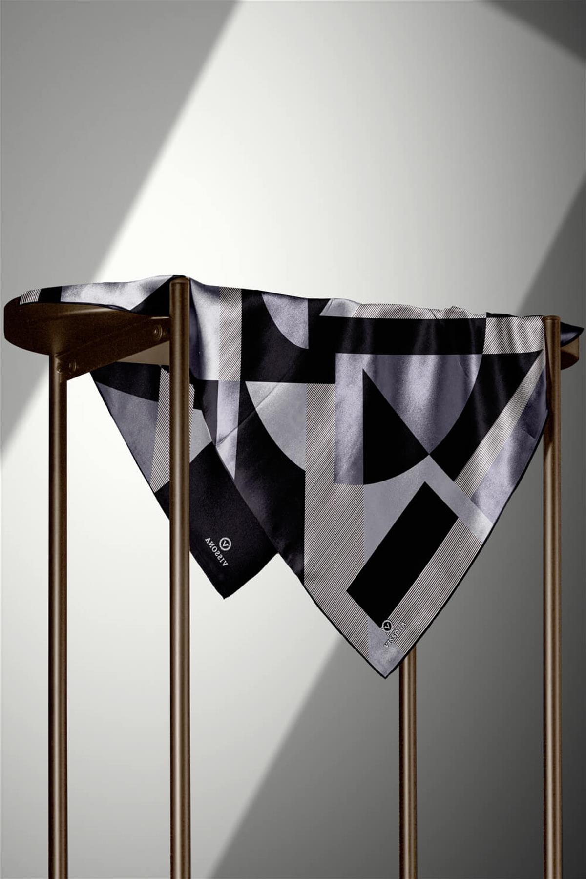 %100 Twill İpek Geometrik Çizgi Desenli Siyah - Gri Renkli 90x90 Eşarp Kenar Dikiş Şekli El Dikişli