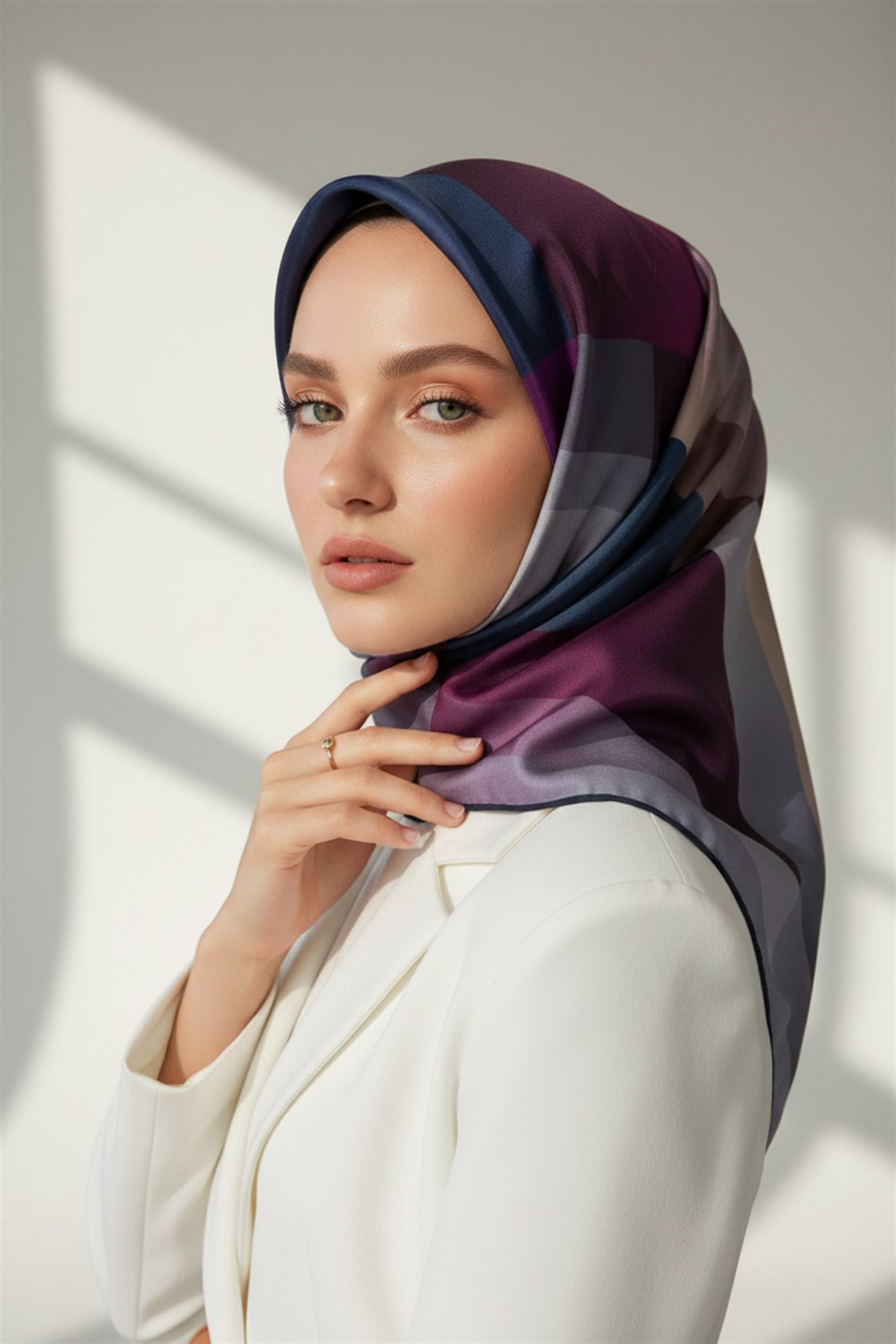 %100 Twill İpek Geometrik Desenli Mürdüm - İndigo Renkli 90x90 Eşarp Dikim Şekli : El Dikişi