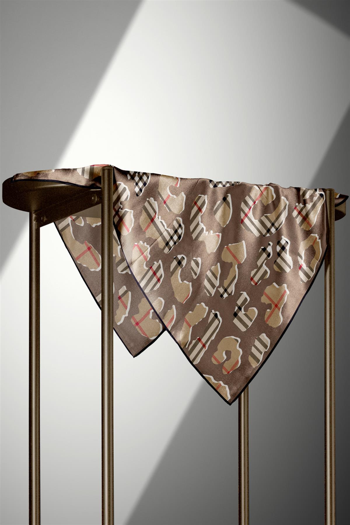 %100 Twill İpek Leopar Desenli Bej - Bej Renkli 90x90 Eşarp Dikim Şekli : El Dikişi