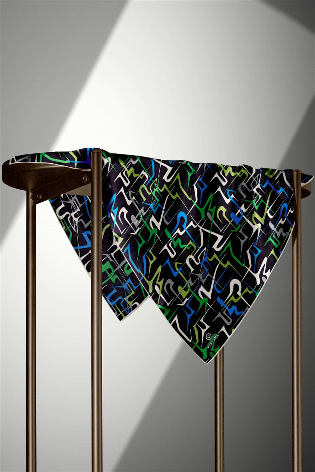% 57 İPEK % 43 VİSKON Twill İpek Soyut Geometrik Desenli Saks - Zümrüt Yeşili Renkli 90x90 Eşarp Dikim Şekli : El Dikişi