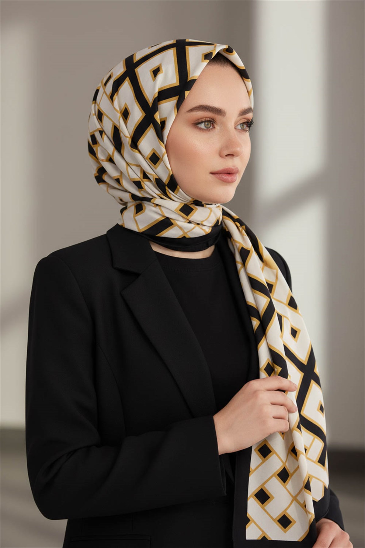 KREP GEOMETRİK DESENLİ SİYAH RENKLİ 75X195 KIRIŞMAZ ŞAL