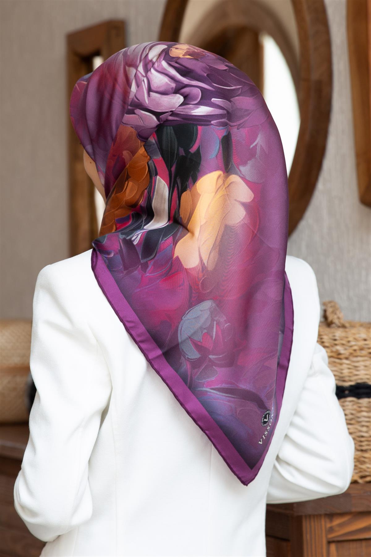 %100 Twill İpek Dumanlı Çiçek Desenli Mürdüm Renkli 90x90 Eşarp Kenar Dikiş Şekli El Dikişli