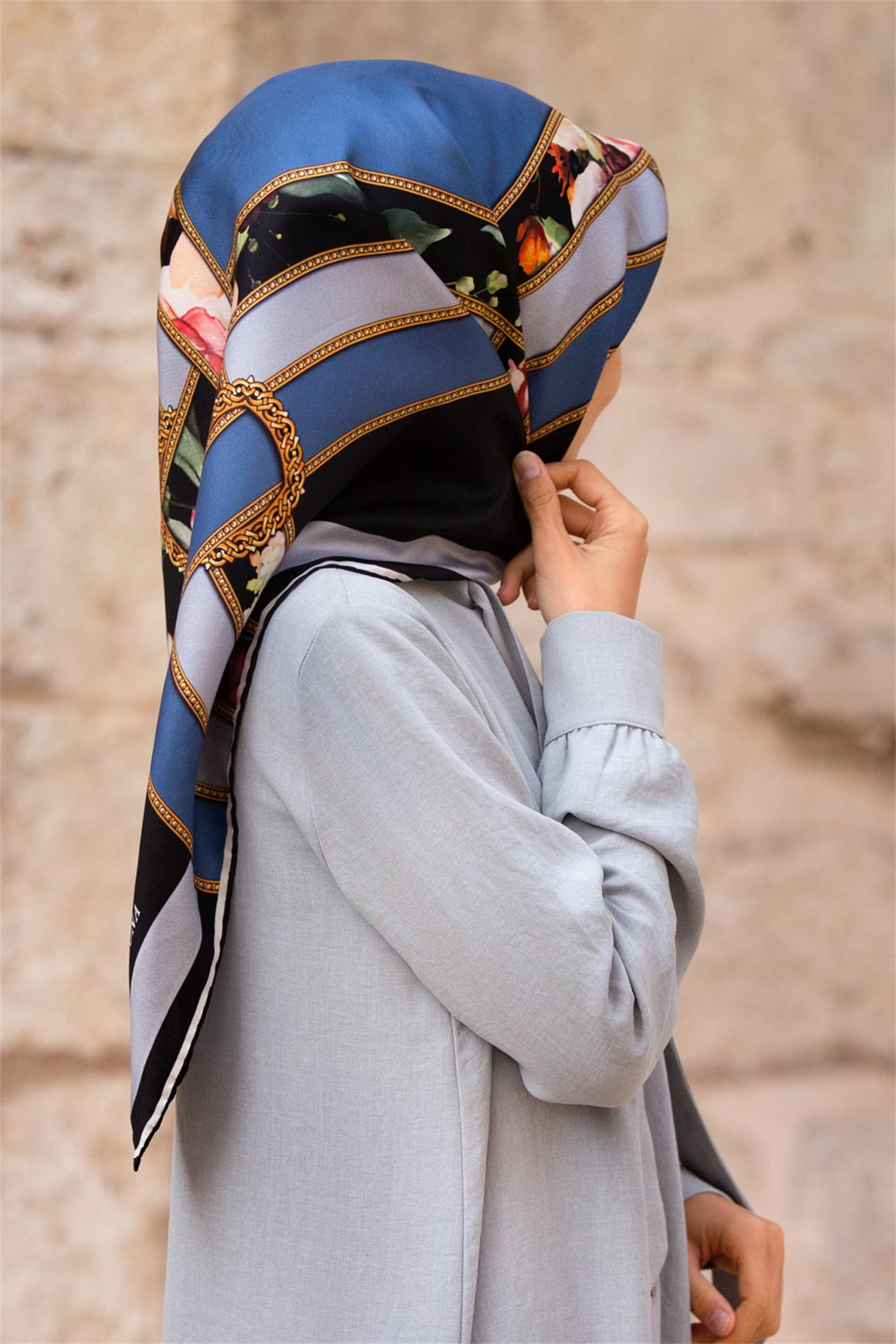%100 Twill İpek Şeritleri Kemerli Ve Çiçek Desenli İndigo - Gri Renkli 90x90 Eşarp Dikim Şekli : El Dikişi