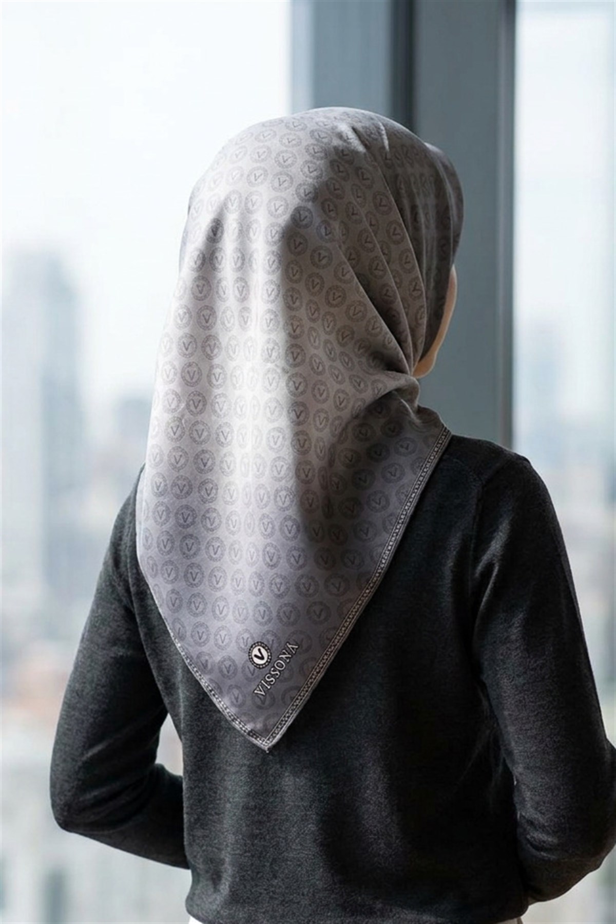 % 57 İPEK % 43 VİSKON Twill İpek Monogram Desenli Gümüş - Füme Renkli 90x90 Eşarp Dikim Şekli : El Dikişi