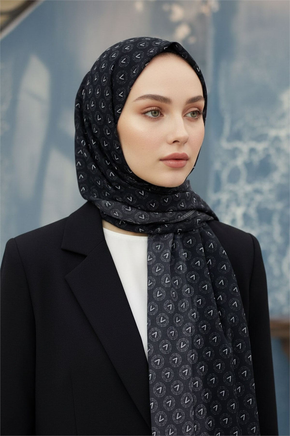 KREP MONOGRAM DESENLİ SİYAH - GRİ RENKLİ 75X195 KIRIŞMAZ ŞAL