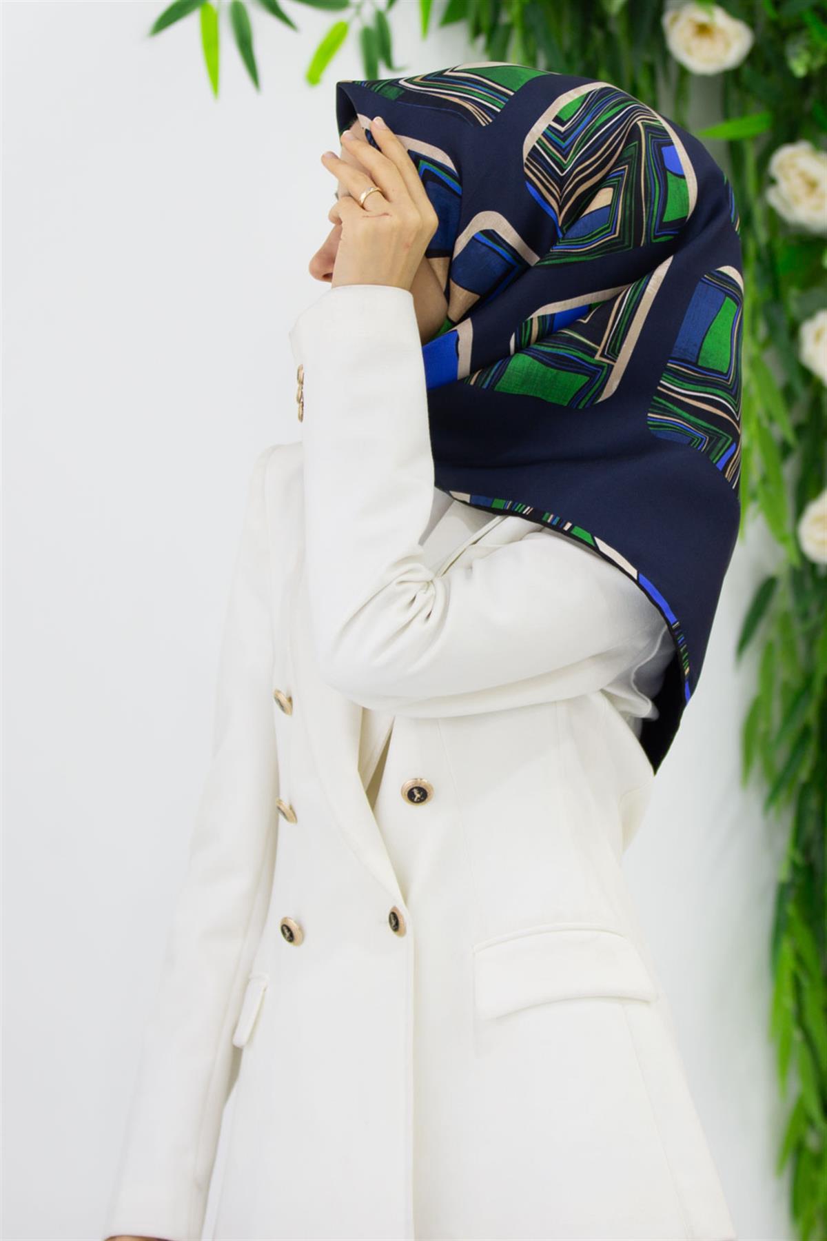 %100 Twill İpek Geometrik Kare Desenli Lacivert - Zümrüt Yeşili Renkli 90x90 Eşarp Dikim Şekli : El Dikişi