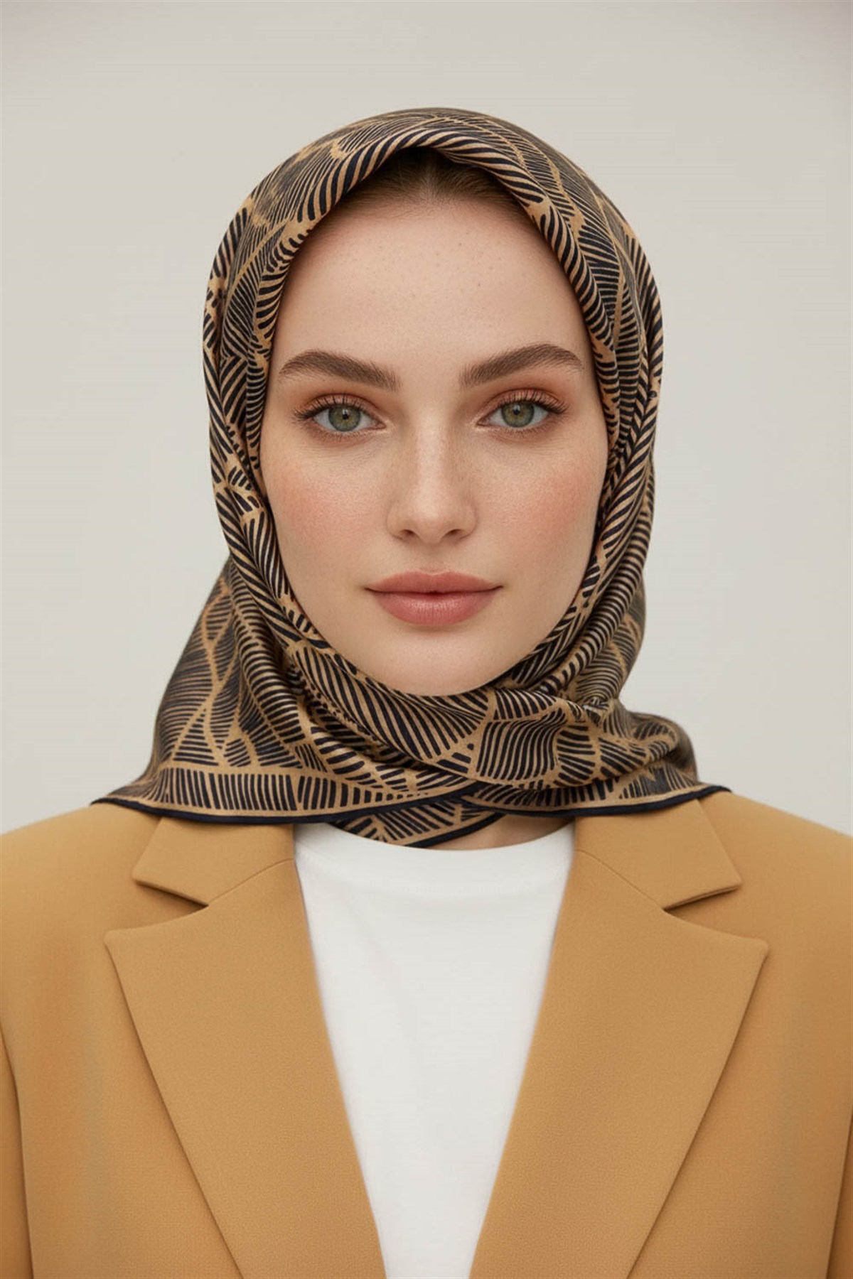 %100 Twill İpek Geometrik Desenli Gold - Siyah Renkli 90x90 Eşarp Dikim Şekli : El Dikişi