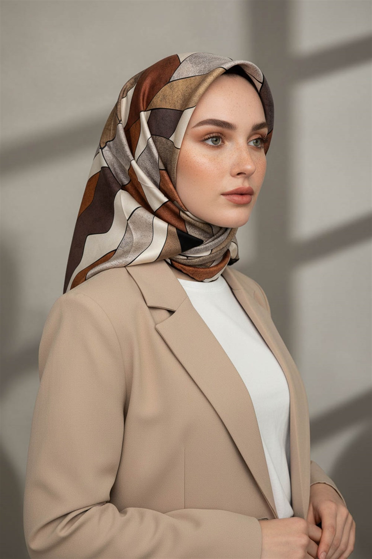 %100 Twill İpek Geometrik Desenli Bej - Taba Renkli 90x90 Eşarp Dikim Şekli : El Dikişi