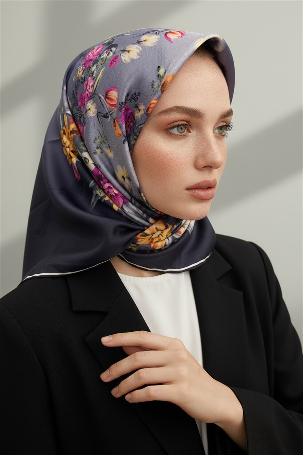 %100 Twill İpek Sonsuz Çiçek Desenli Siyah Renkli 90x90 Eşarp Dikim Şekli : El Dikişi