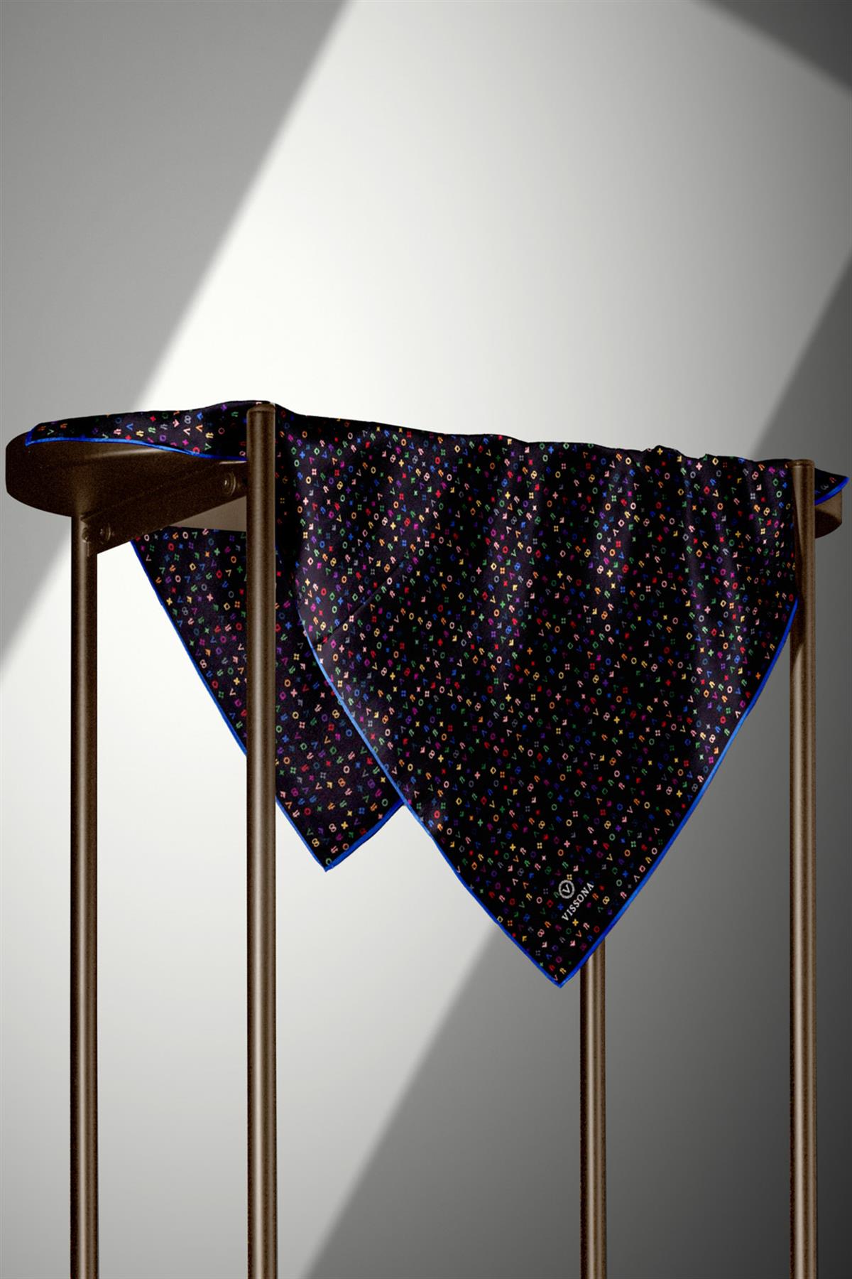 %100 Twill İpek Çıtır Motif Desenli Siyah - Saks Renkli 90x90 Eşarp Dikim Şekli : El Dikişi