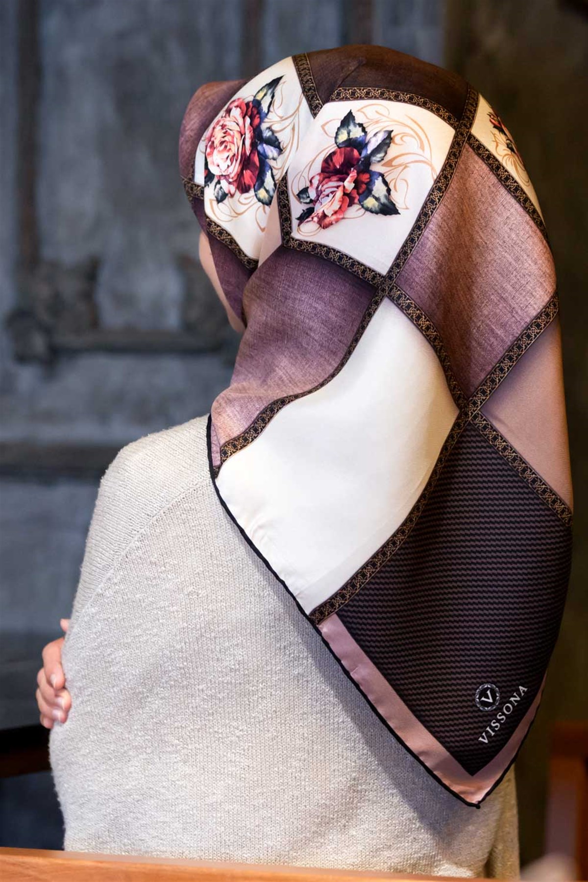 %100 Twill İpek Dokulu Çiçekli Ve Geometrik Desenli Pudra - Bej Renkli 90x90 Eşarp Dikim Şekli : El Dikişi