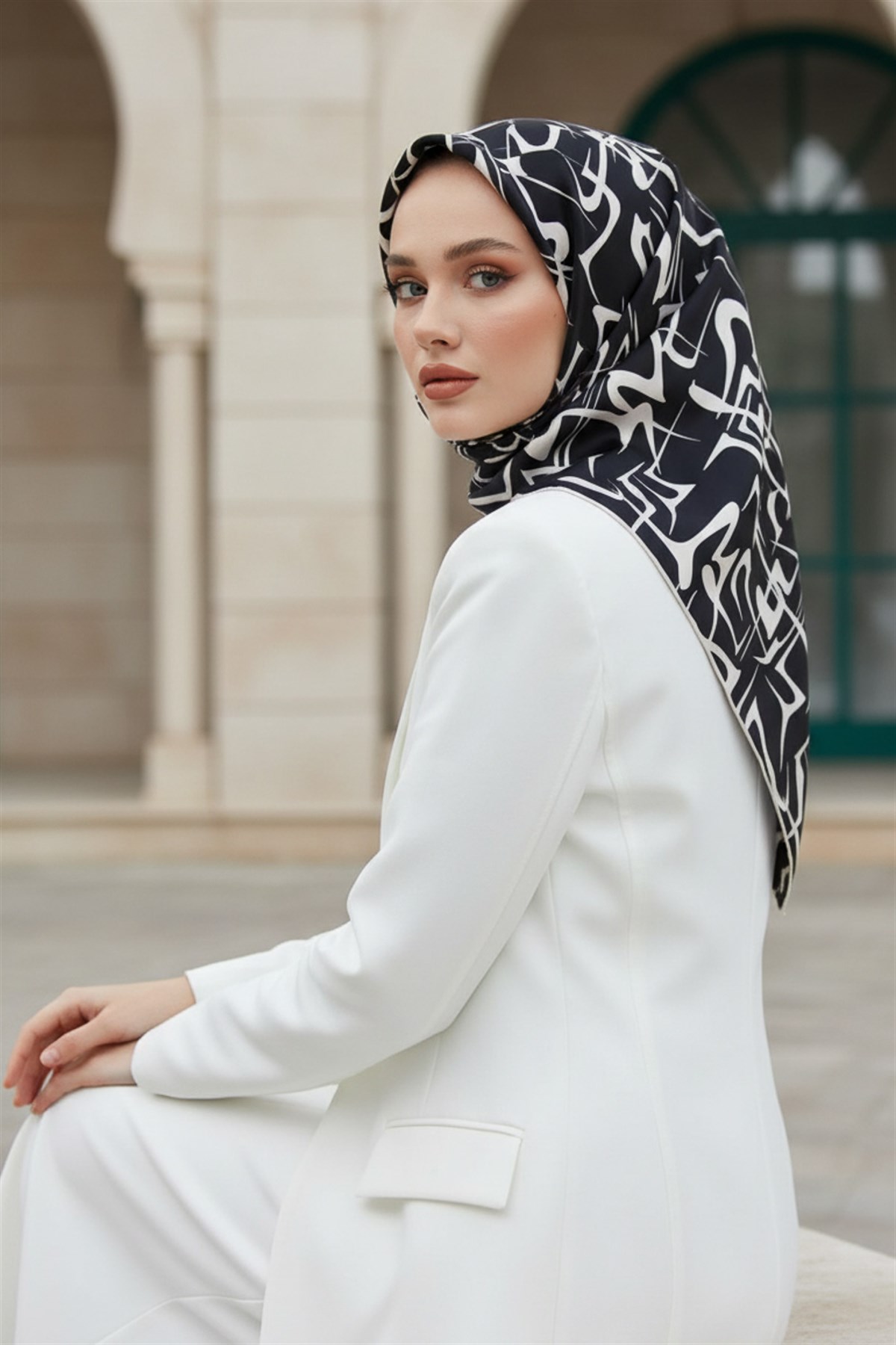 % 57 İPEK % 43 VİSKON Twill İpek Soyut Geometrik Desenli Siyah - Krem Renkli 90x90 Eşarp Dikim Şekli : El Dikişi
