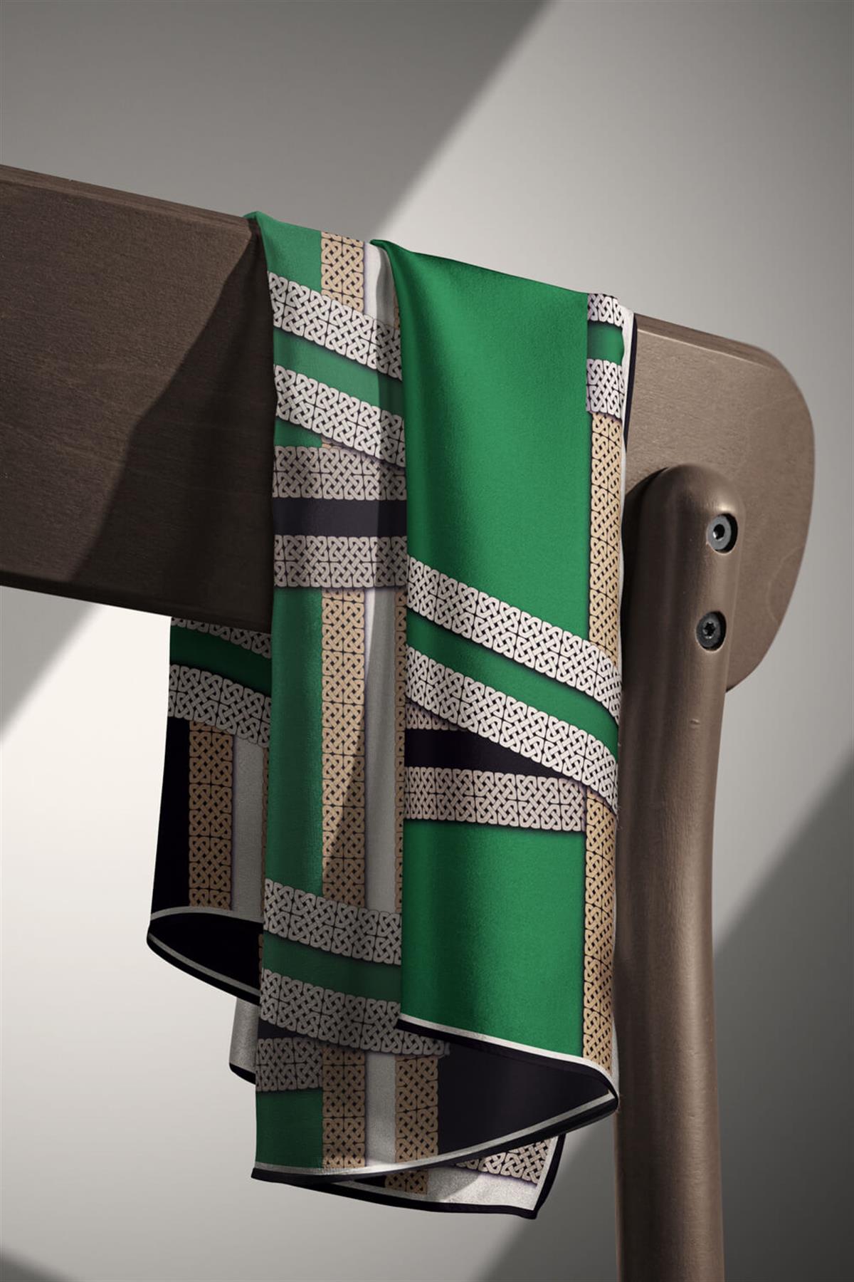 %100 Twill İpek Geometrik Desenli Siyah - Zümrüt Yeşili Renkli 90x90 Eşarp Dikim Şekli : El Dikişi