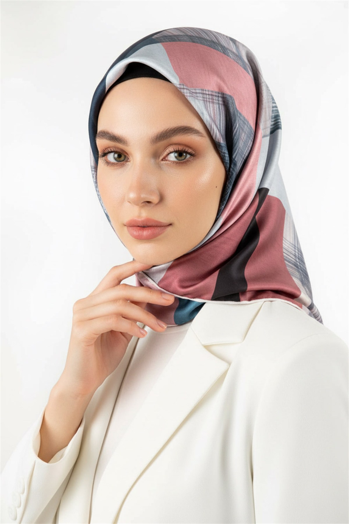 Twill Geometrik Desenli Pudra Renkli 90x90 Eşarp (İpek İçermez) Kenar Dikiş Şekli El Dikişli