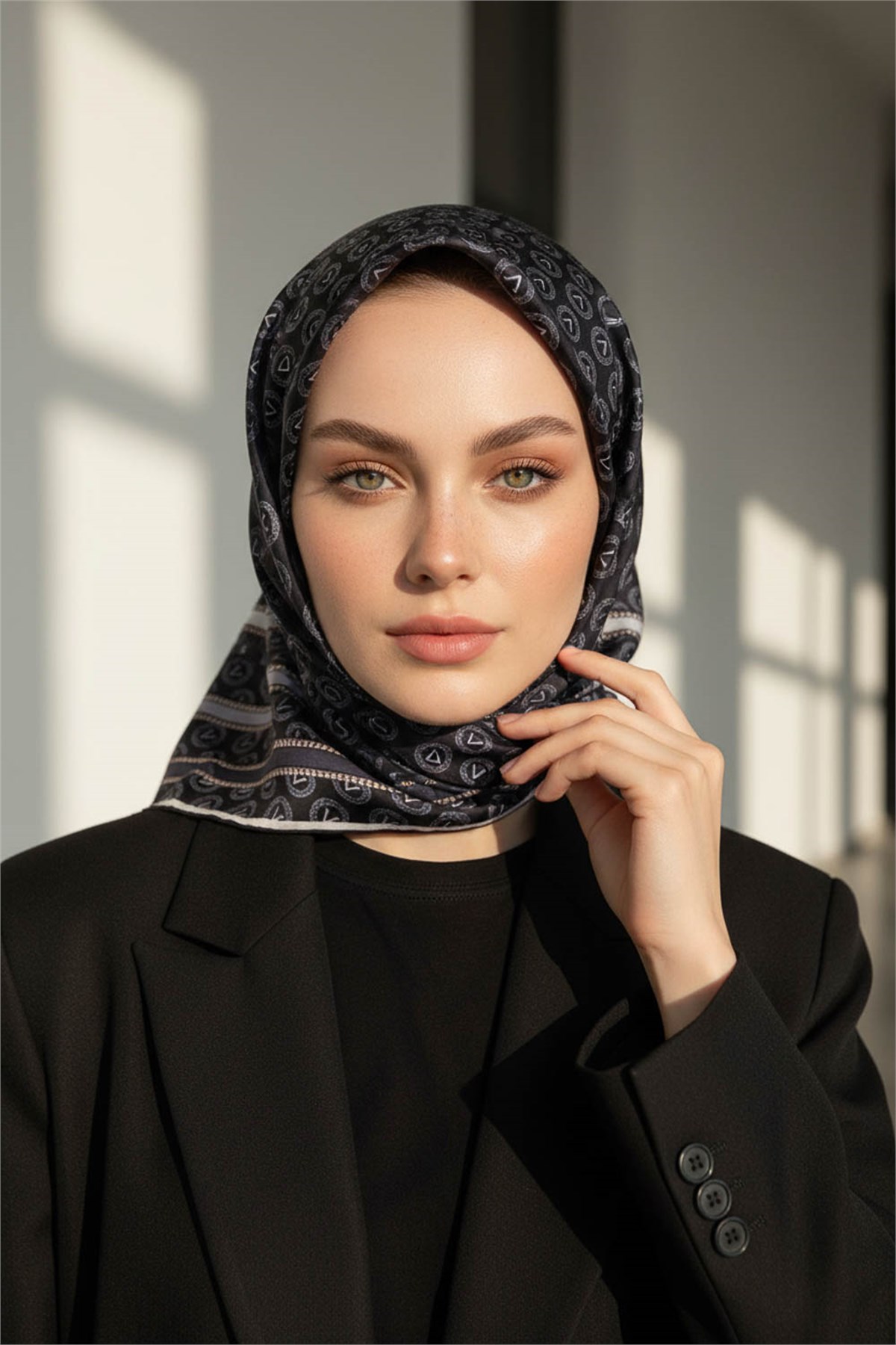 %100 Twill İpek Monogram Desenli Siyah - Gri Renkli 90x90 Eşarp Dikim Şekli : El Dikişi