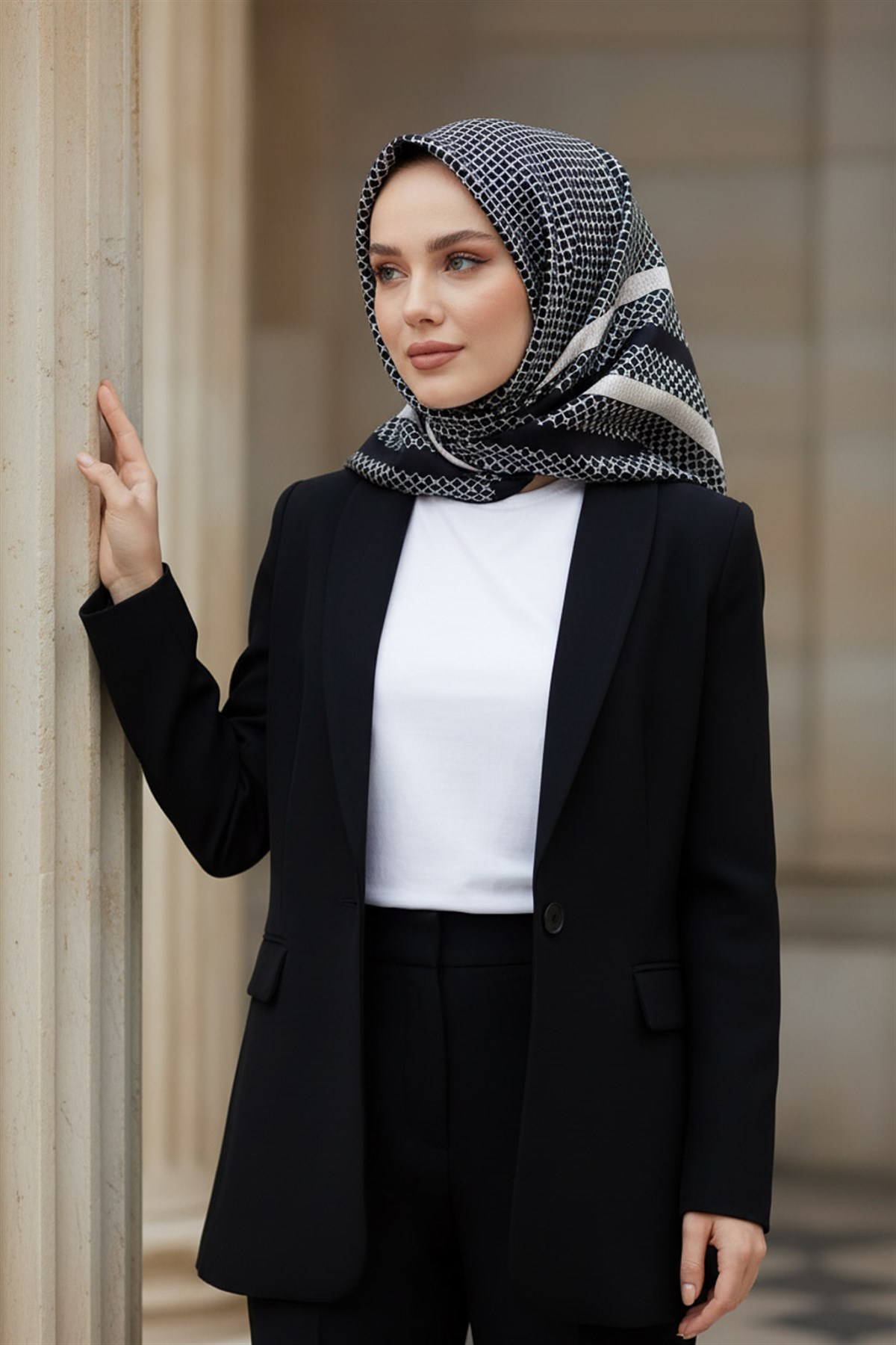%100 Twill İpek Bantlı Monogram Desenli Siyah - Krem Renkli 90x90 Eşarp Dikim Şekli : El Dikişi