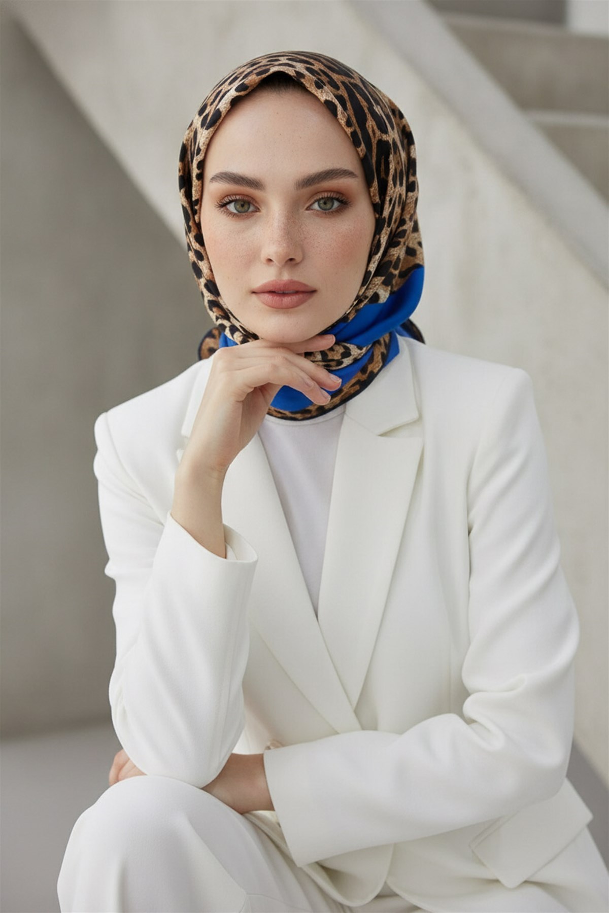 %100 Twill İpek Leopar Desenli Saks Renkli 90x90 Eşarp Dikim Şekli : El Dikişi