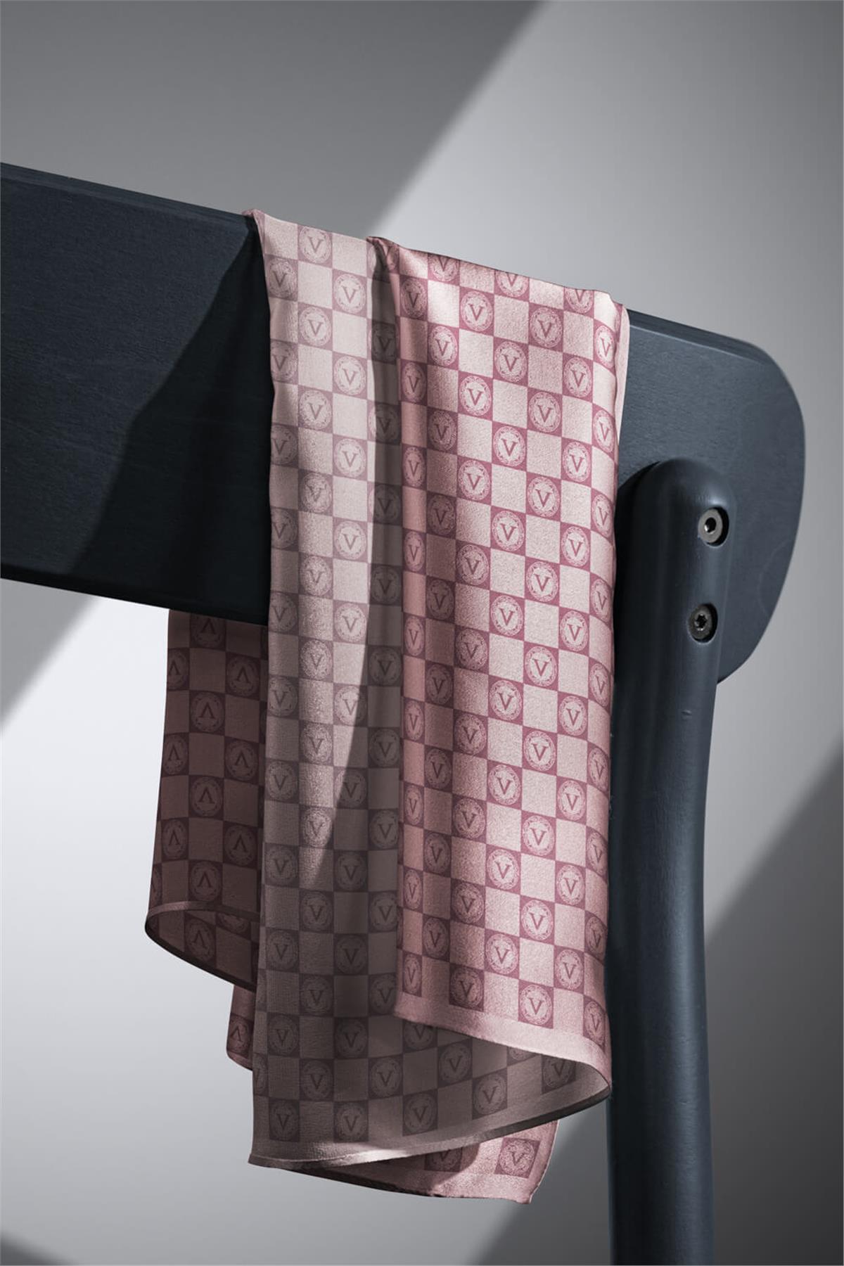 %100 Twill İpek Monogram Desenli Pudra Renkli 90x90 Eşarp Dikim Şekli : El Dikişi