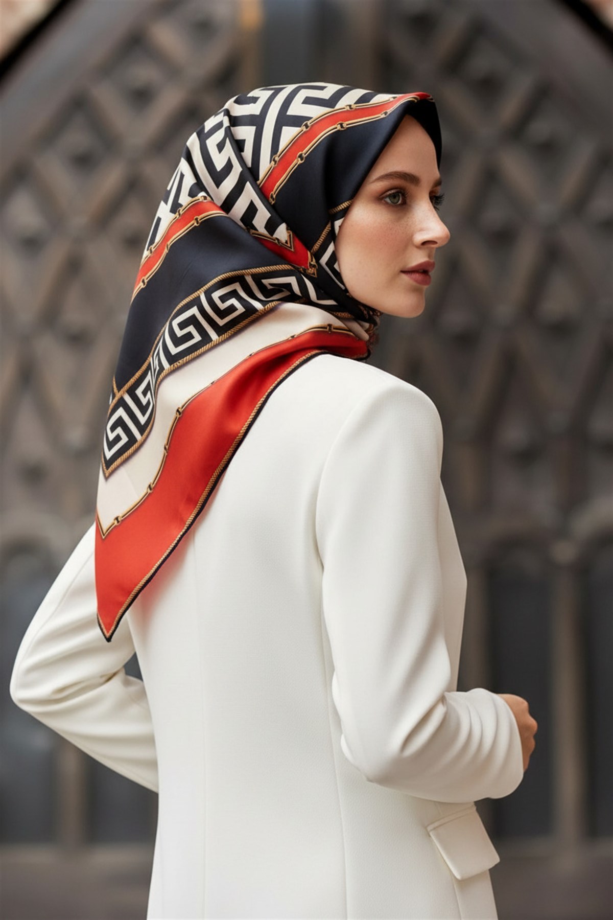 %100 Twill İpek Labirent Ve Geometrik Desenli Kırmızı - Siyah Renkli 90x90 Eşarp Dikim Şekli : El Dikişi