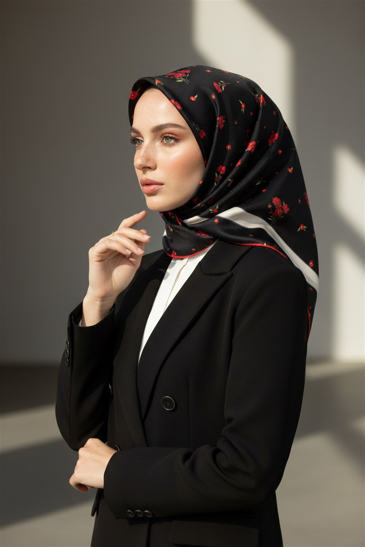 100% Twill İpek Bordürlü Çıtır Çiçek Desenli Siyah - Kırmızı Renkli 90x90 Dikim Şekli : El Dikişi Eşarp