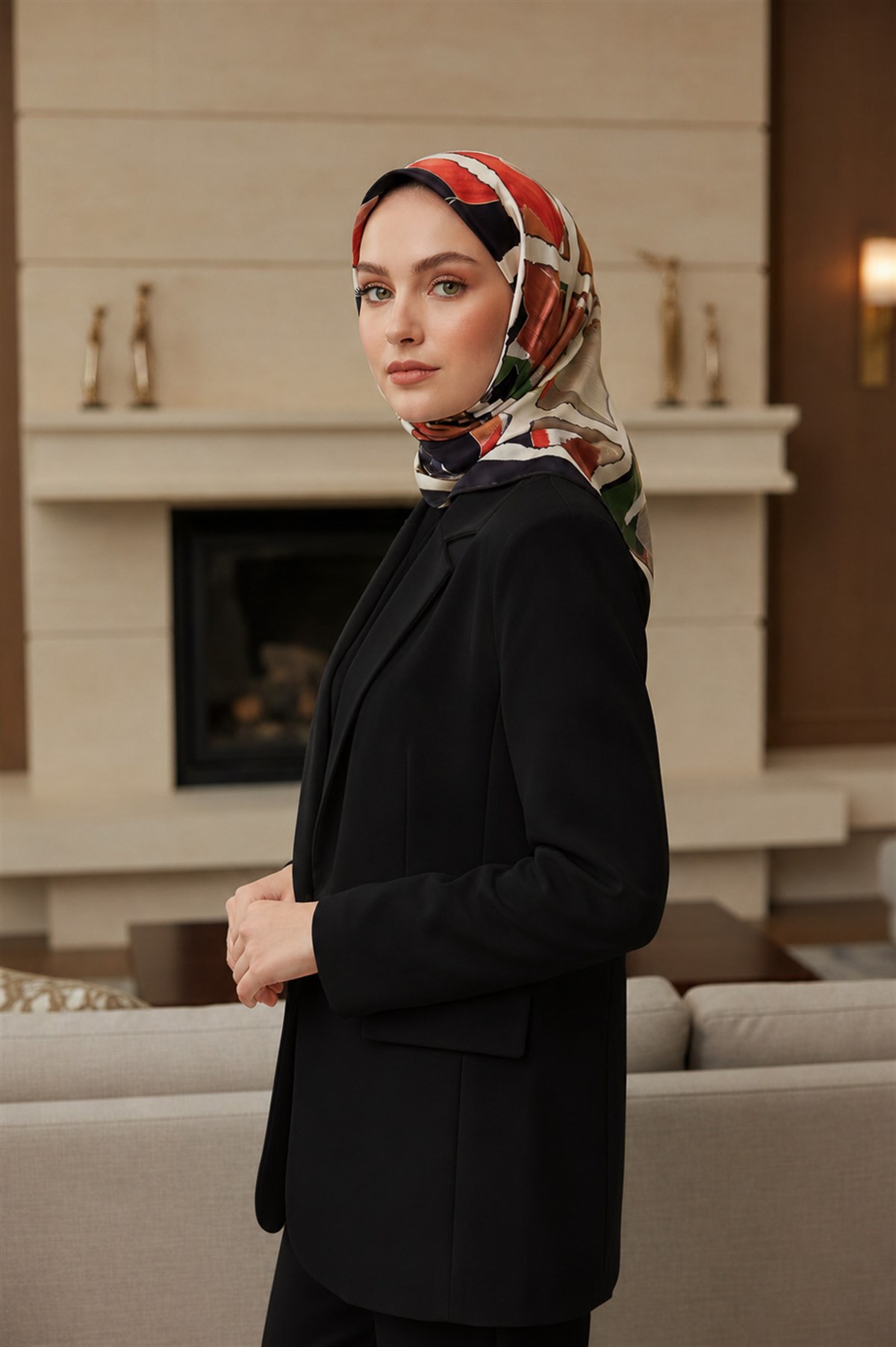 %100 Twill İpek Geometrik Desenli Turuncu - Zümrüt Yeşili Renkli 90x90 Eşarp Dikim Şekli : El Dikişi