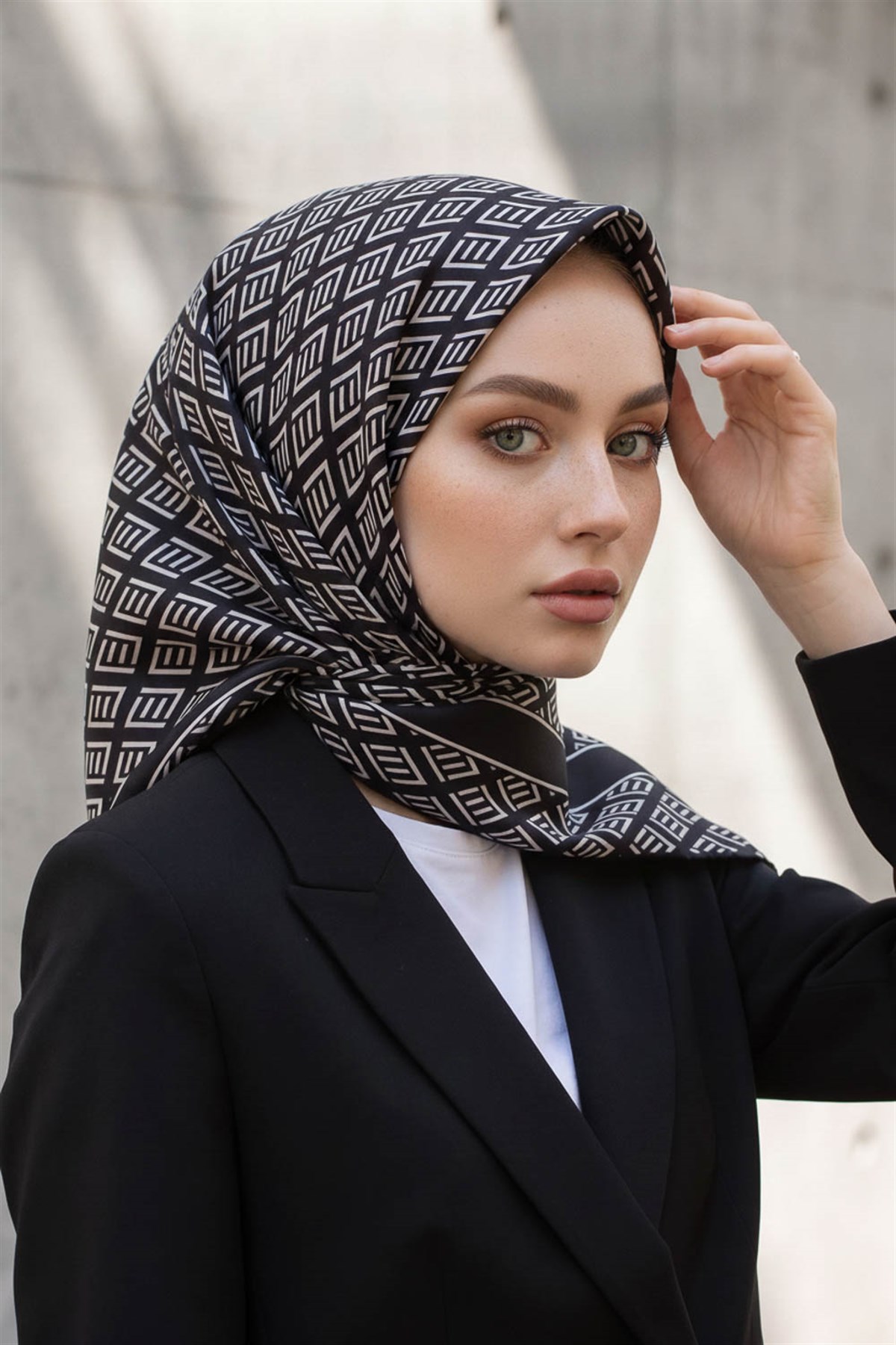 %100 Twill İpek Geometrik Desenli Siyah - Krem Renkli 90x90 Eşarp Dikim Şekli : El Dikişi