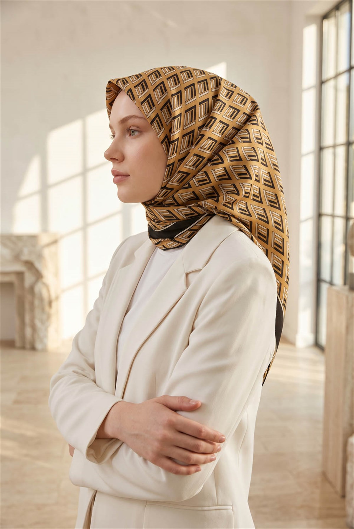 %100 Twill İpek Geometrik Desenli Gold- Siyah Renkli 90x90 Eşarp Dikim Şekli : El Dikişi