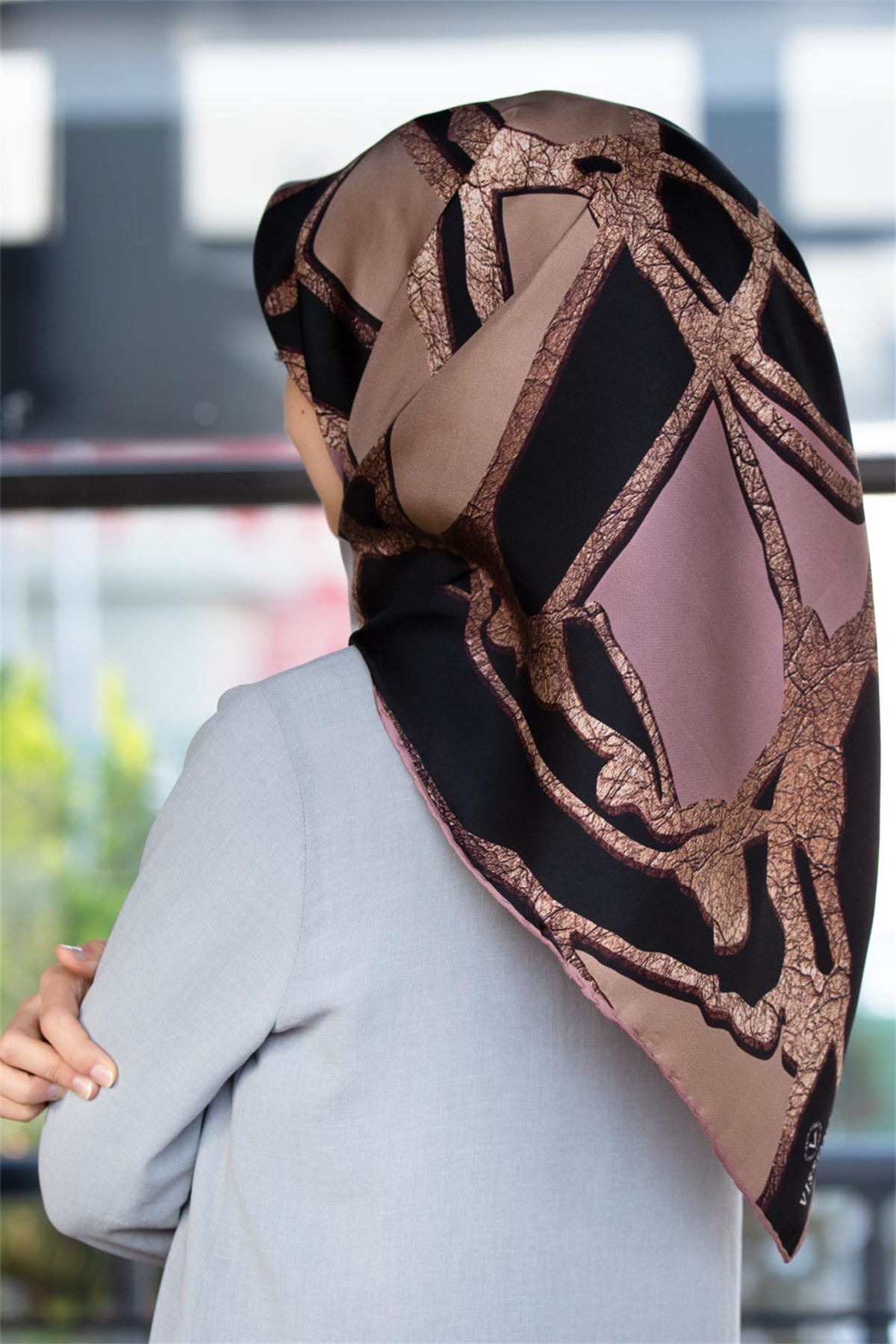 % 57 İPEK % 43 VİSKON Twill İpek Gold Efektli Geometrik Desenli Pudra - Gri Renkli 90x90 Eşarp Dikim Şekli : El Dikişi