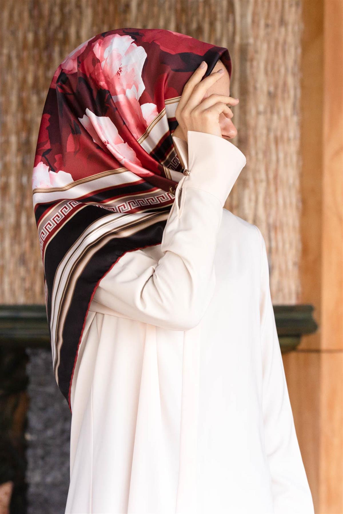 Rayon Çerçeveli Gül Desenli Kırmızı Renkli 90x90 Dikim Şekli : El Dikişi Eşarp (İpek İçermez) Kenar Dikiş Şekli El Dikişli