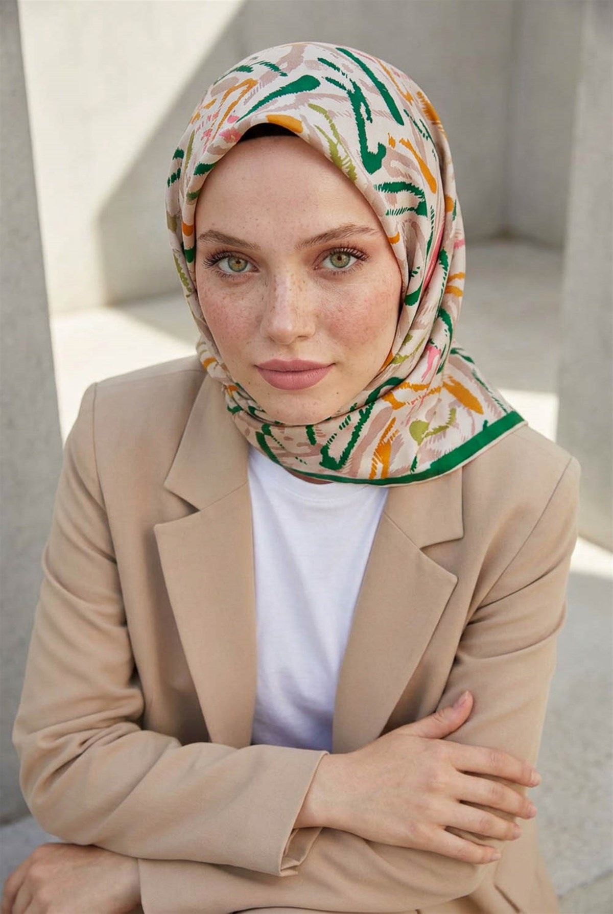 %100 Twill İpek Geometrik Desenli Benetton Yeşili - Sarı Renkli 90x90 Eşarp Dikim Şekli : El Dikişi
