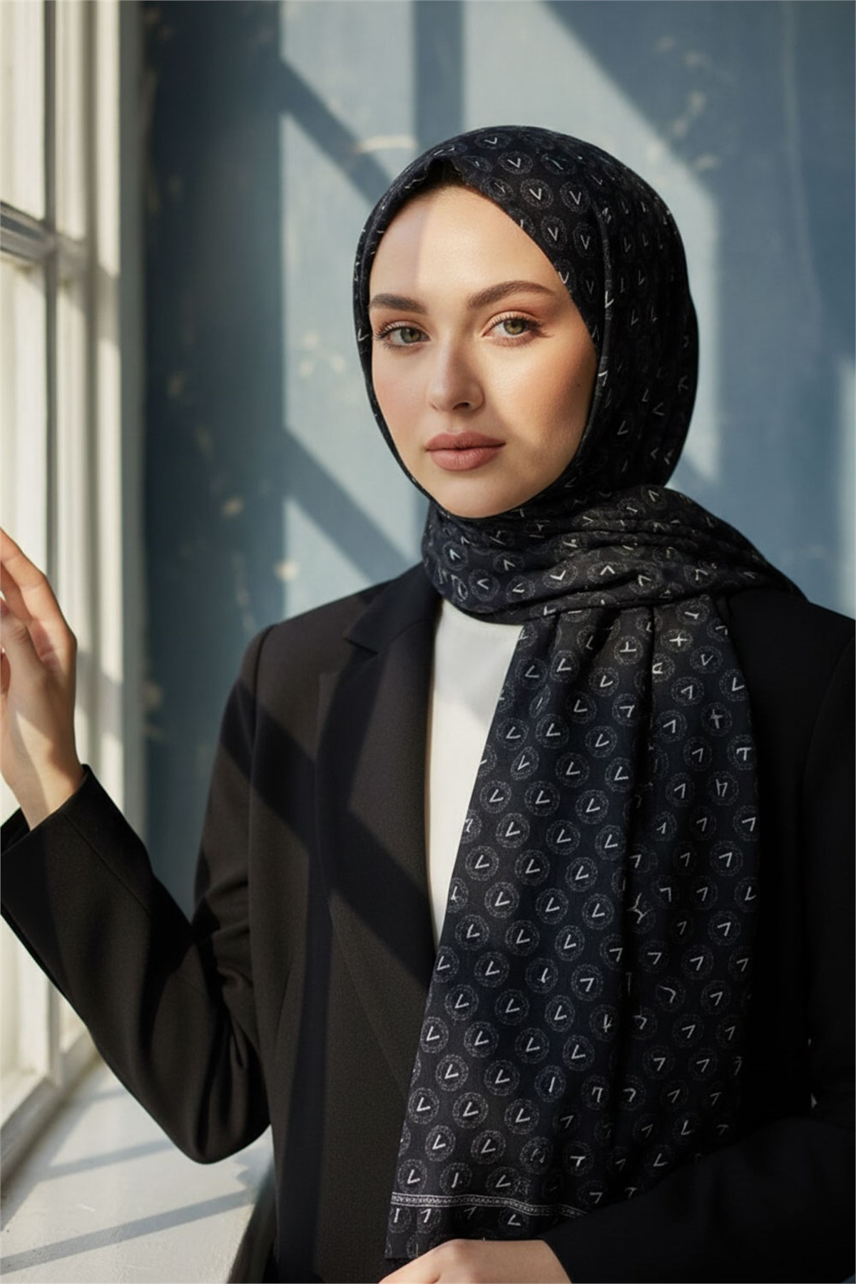 KREP MONOGRAM DESENLİ SİYAH - GRİ RENKLİ 75X195 KIRIŞMAZ ŞAL