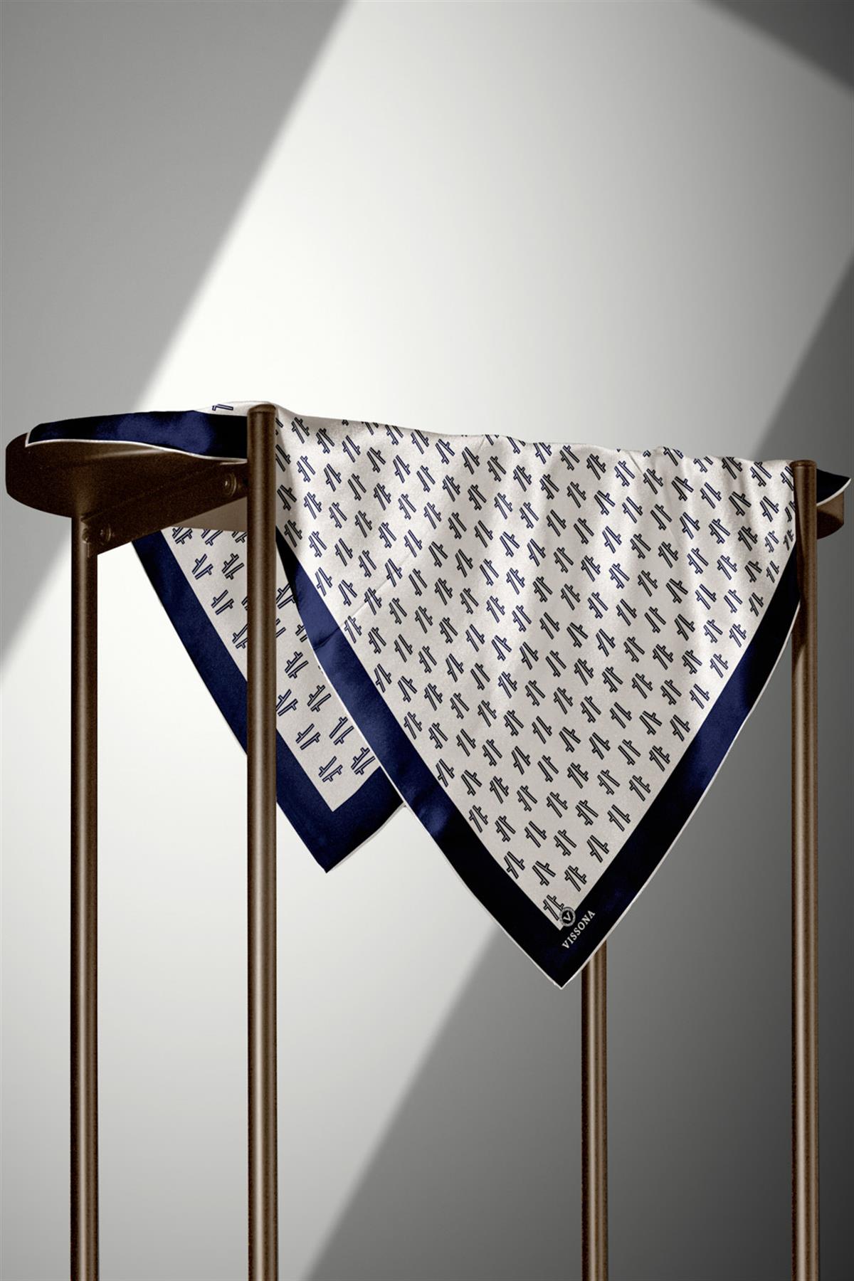 %100 Twill İpek Geometrik Desenli Krem - Lacivert Renkli 90x90 Eşarp Dikim Şekli : El Dikişi