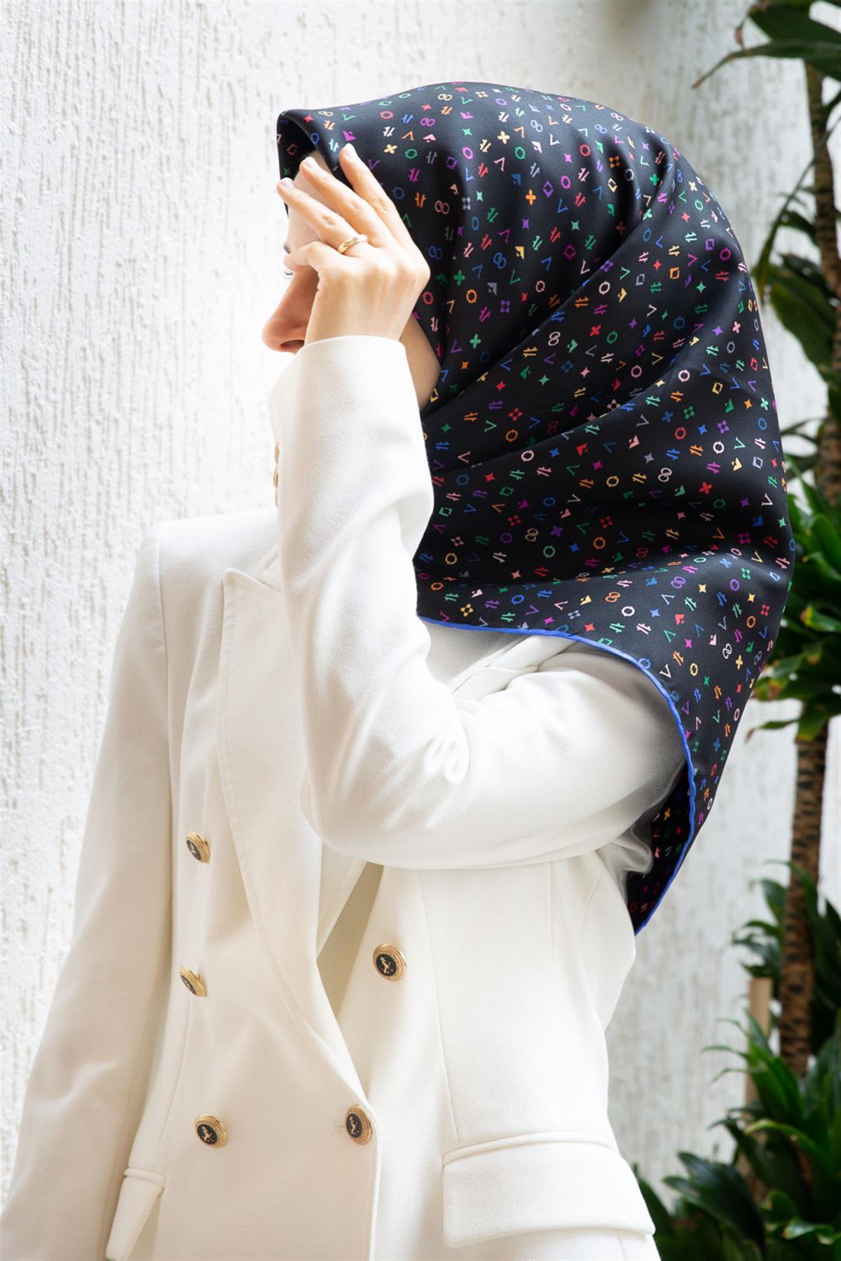 %100 Twill İpek Çıtır Motif Desenli Siyah - Saks Renkli 90x90 Eşarp Dikim Şekli : El Dikişi