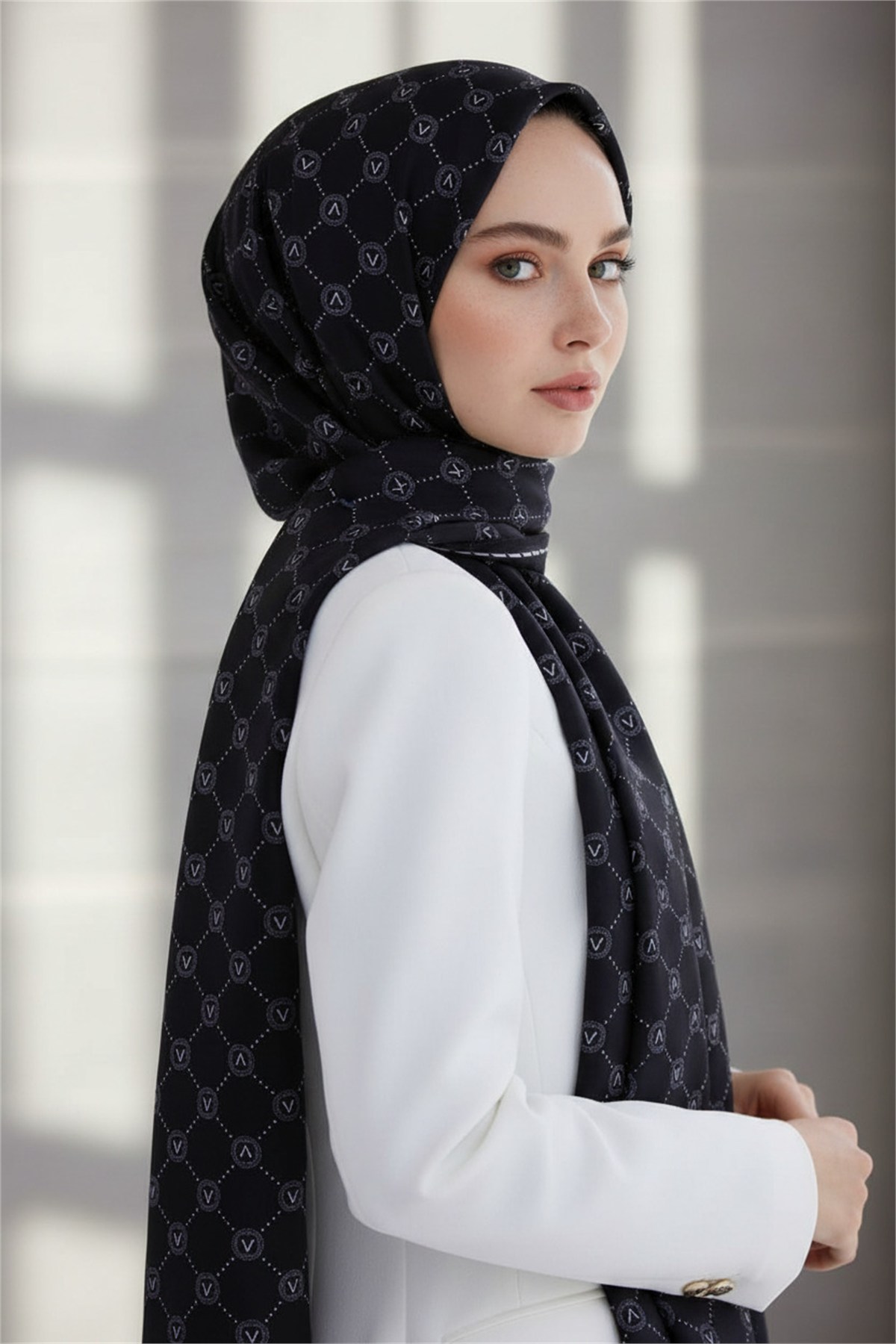%100 Saf İpek Şal İnce Saten Vual Dokuma V Logo Desenli Siyah - Krem Renkli 90x210 Şal