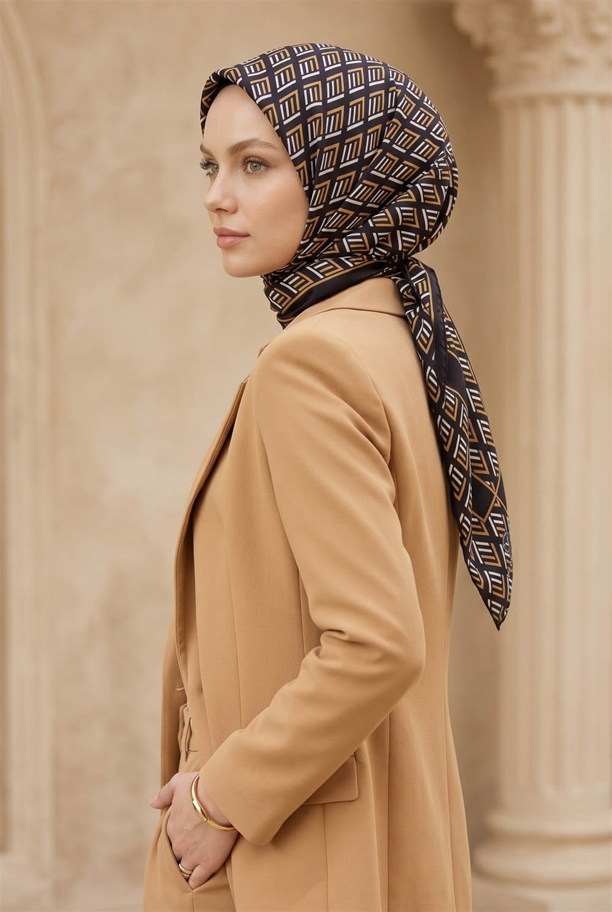 % 57 İPEK % 43 VİSKON Twill İpek Geometrik Desenli Siyah - Gold Renkli 90x90 Eşarp Dikim Şekli : El Dikişi