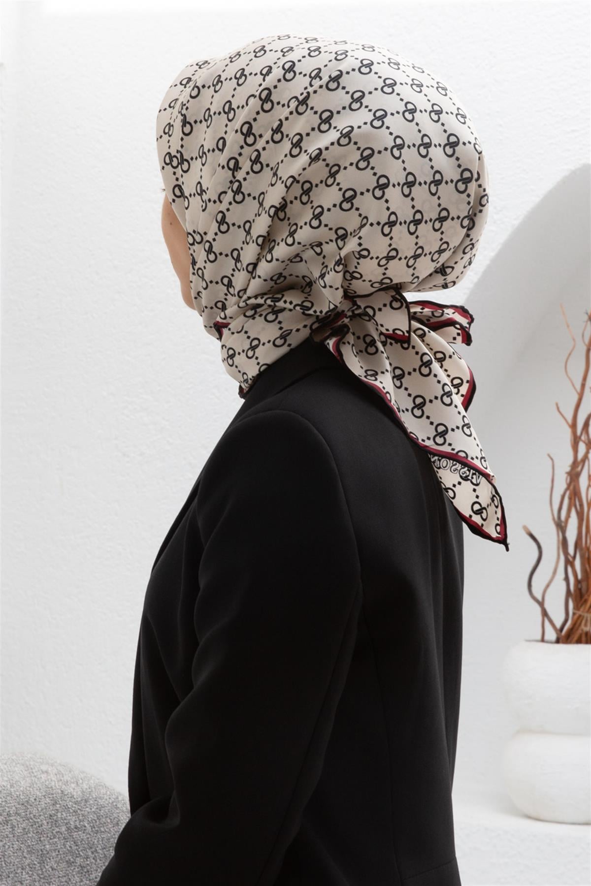 %100 Twill İpek Geometrik Desenli Siyah - Krem Renkli 90x90 Eşarp Dikim Şekli : El Dikişi