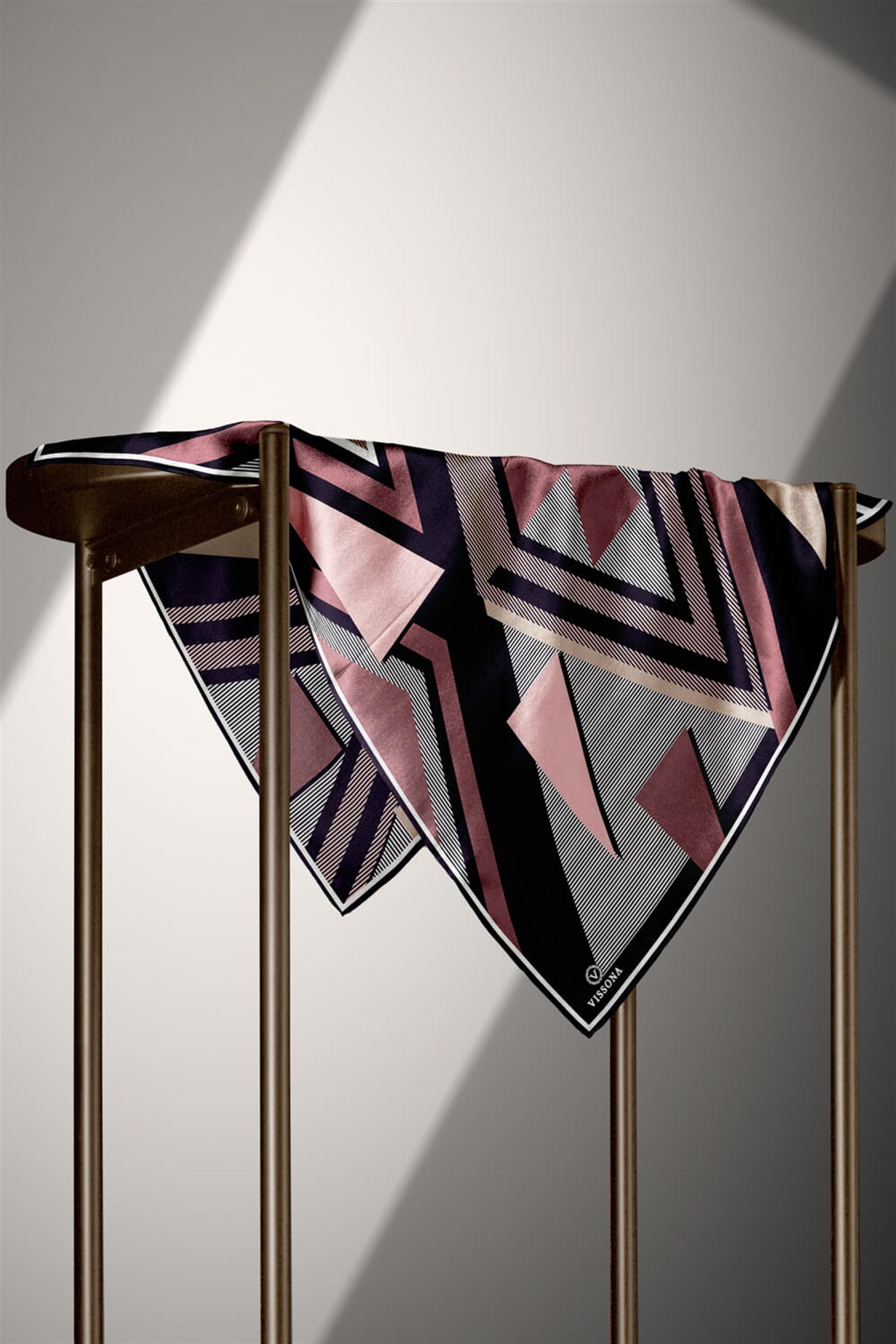%100 Twill İpek Geometrik Desenli Pudra - Siyah Renkli 90x90 Eşarp Dikim Şekli : El Dikişi