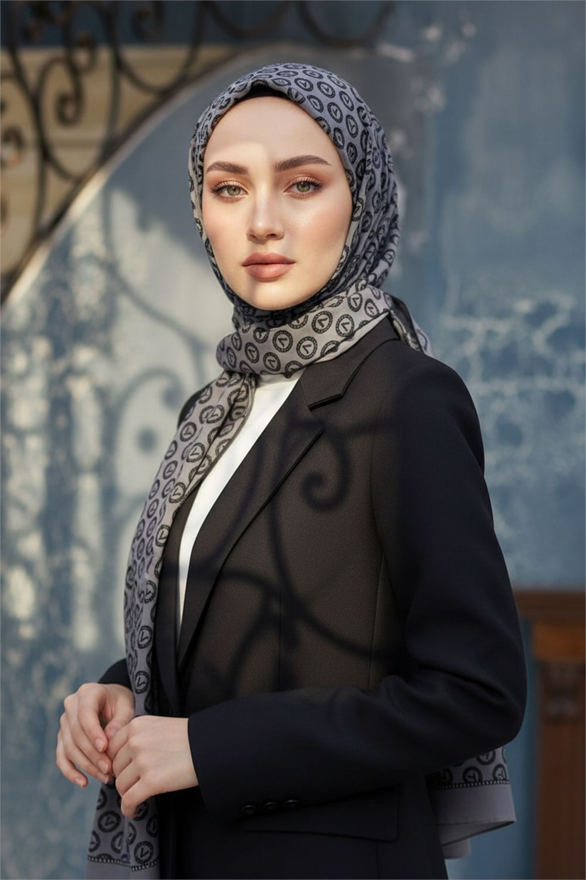 KREP DEGRADELİ MONOGRAM DESENLİ GRİ RENKLİ 75X195 KIRIŞMAZ ŞAL