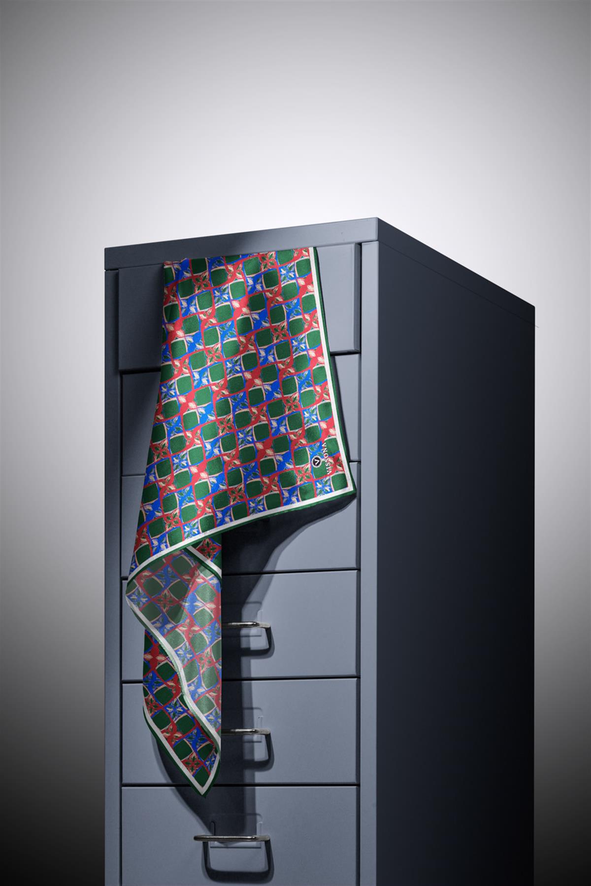 %100 Twill İpek Geometrik Desenli Zümrüt Yeşili Renkli 90x90 Eşarp Dikim Şekli : El Dikişi