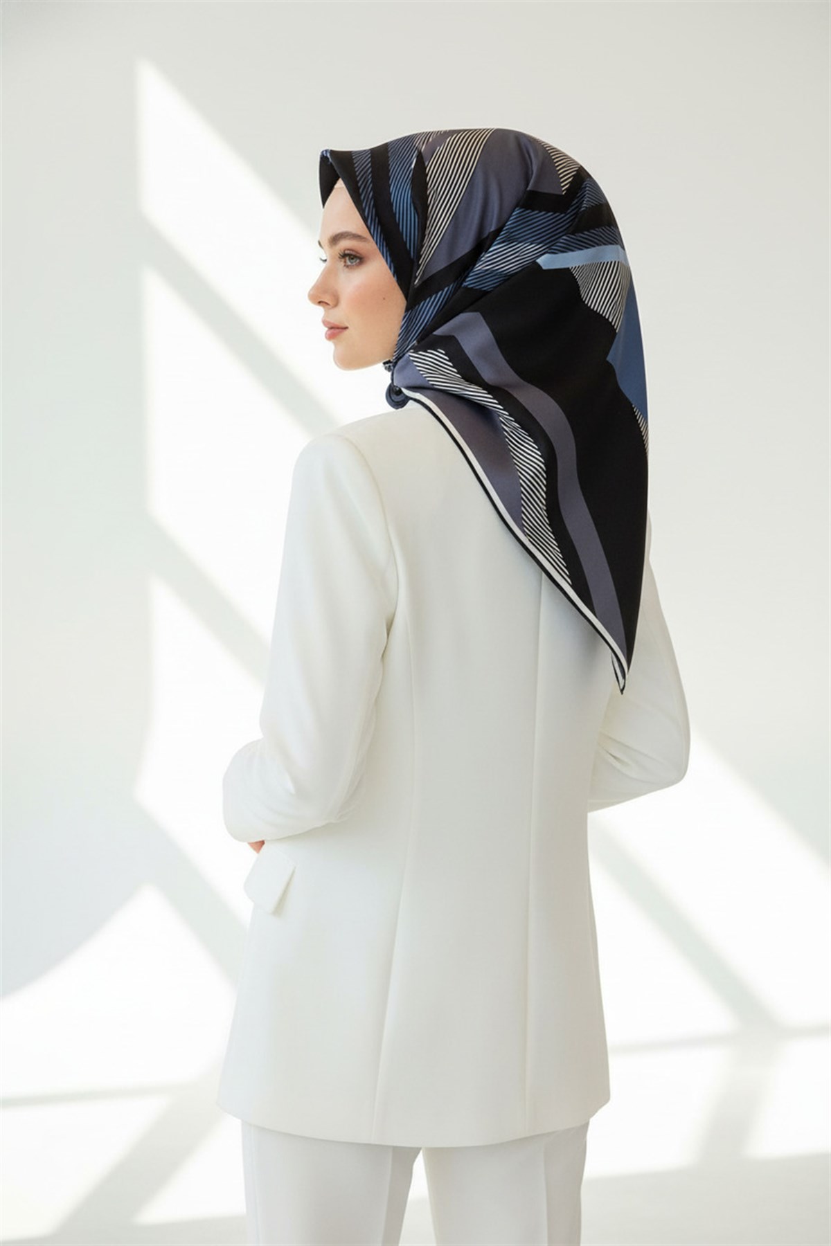% 57 İPEK % 43 VİSKON Twill İpek Geometrik Desenli İndigo - Siyah Renkli 90x90 Eşarp Dikim Şekli : El Dikişi