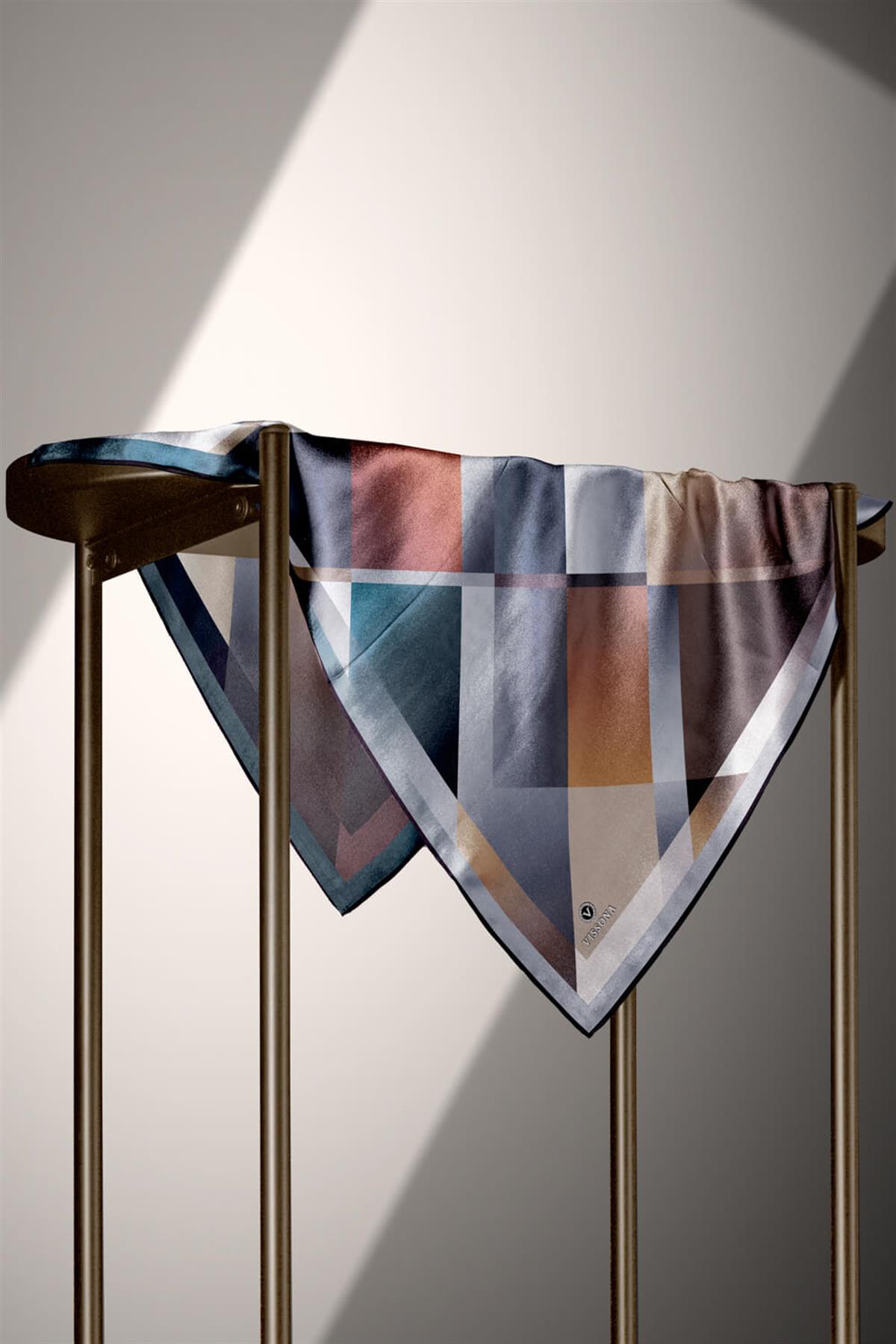 %100 Twill İpek Geometrik Desenli Petrol Mavisi - Gri Renkli 90x90 Eşarp Dikim Şekli : El Dikişi