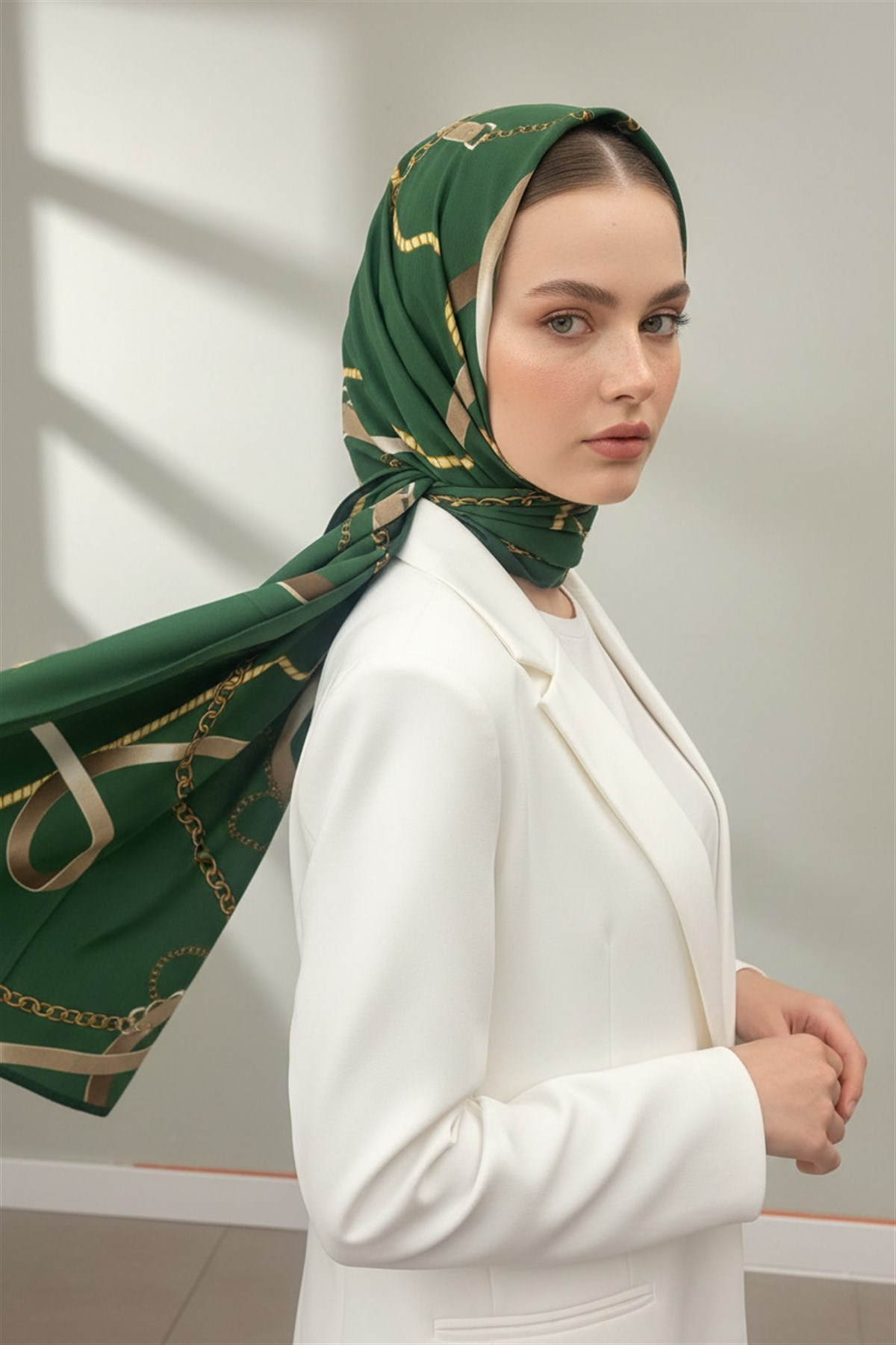 KREP ZİNCİRLİ KEMER DESENLİ ZÜMRÜT YEŞİLİ RENKLİ 75X195 KIRIŞMAZ ŞAL