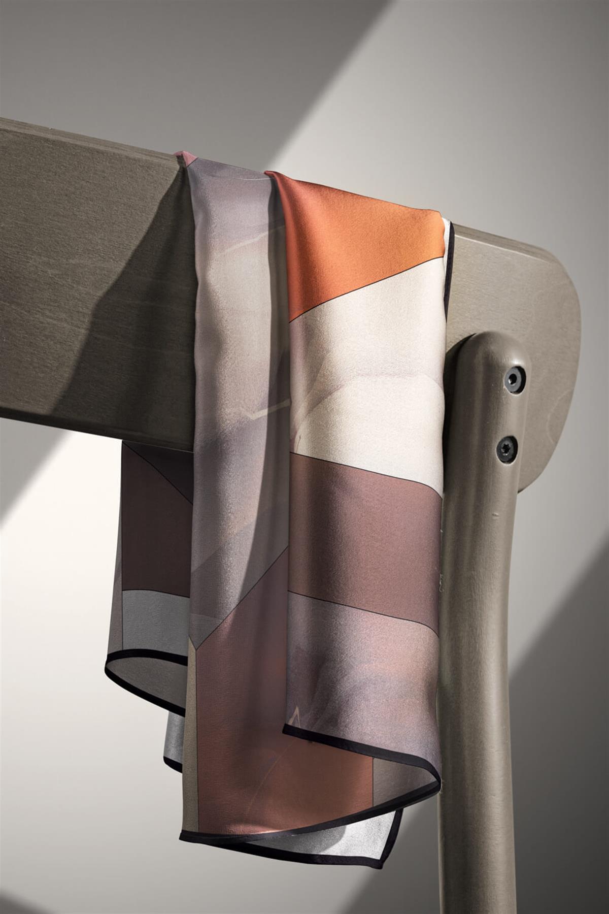 %100 Twill İpek Geometrik Desenli Turuncu - Vizon  Renkli 90x90 Eşarp Dikim Şekli : El Dikişi